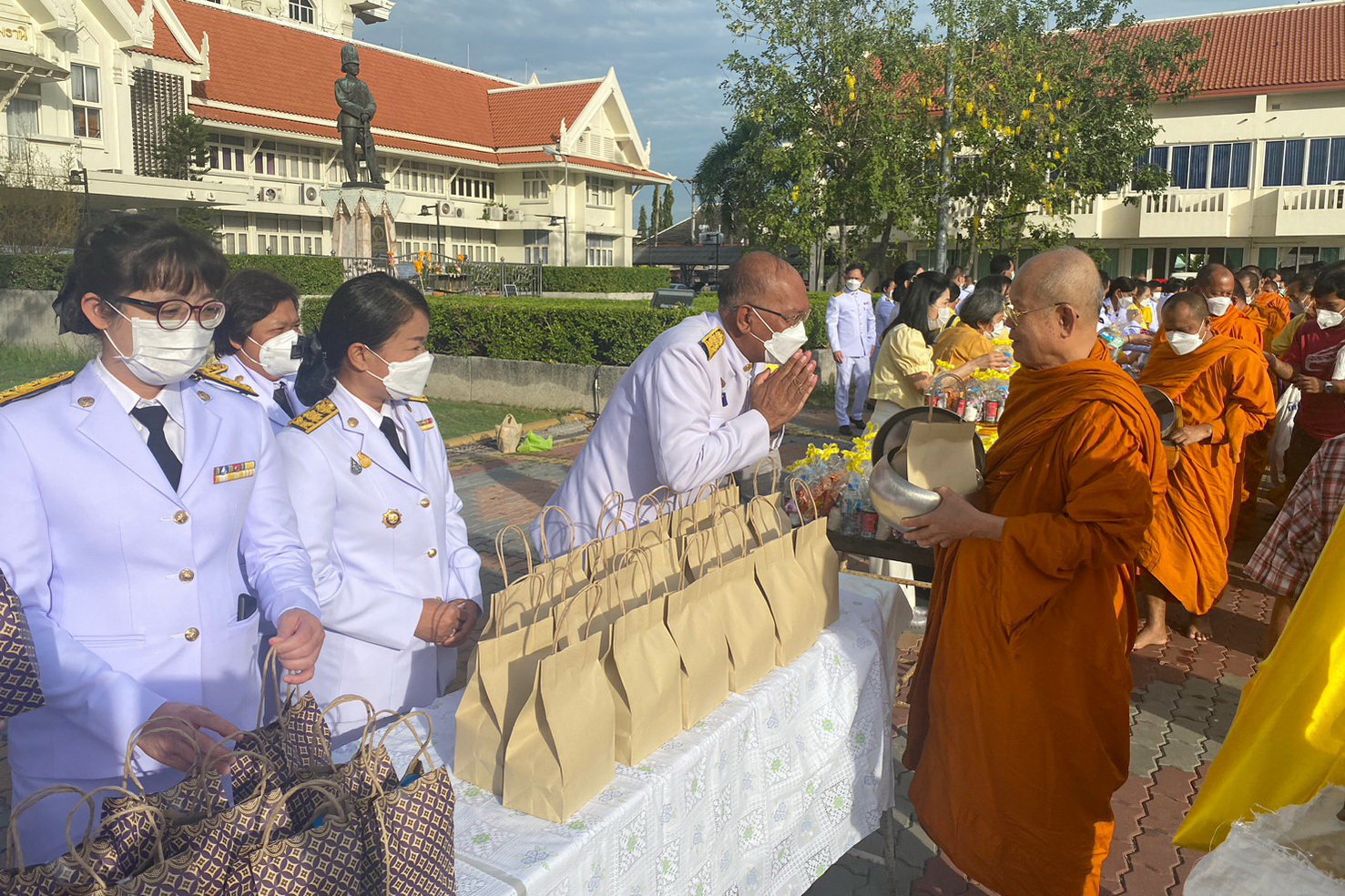 พช.ปทุมธานี “ร่วมพิธีเนื่องในวันคล้ายวันพระบรมราชสมภพ รัชกาลที่ ๙ และวันพ่อแห่งชาติ ๕ ธันวาคม”