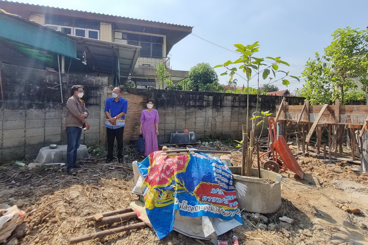 พช.ปทุมธานี “ติดตามความคืบหน้าการก่อสร้างบ้านหลังใหม่ให้กับครัวเรือนเป้าหมายจากระบบ TPMAP ตามโครงการบ้านห่วงใยจากใจ GLO ปี ๒๕๖๕”