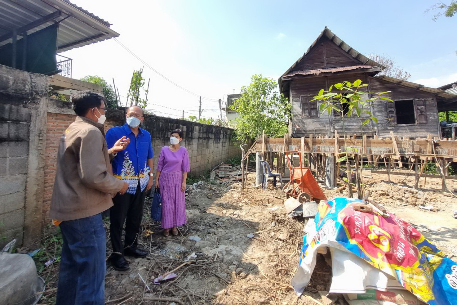พช.ปทุมธานี “ติดตามความคืบหน้าการก่อสร้างบ้านหลังใหม่ให้กับครัวเรือนเป้าหมายจากระบบ TPMAP ตามโครงการบ้านห่วงใยจากใจ GLO ปี ๒๕๖๕”