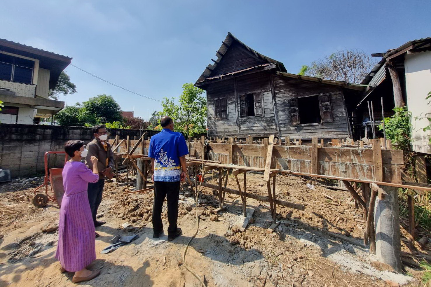 พช.ปทุมธานี “ติดตามความคืบหน้าการก่อสร้างบ้านหลังใหม่ให้กับครัวเรือนเป้าหมายจากระบบ TPMAP ตามโครงการบ้านห่วงใยจากใจ GLO ปี ๒๕๖๕”