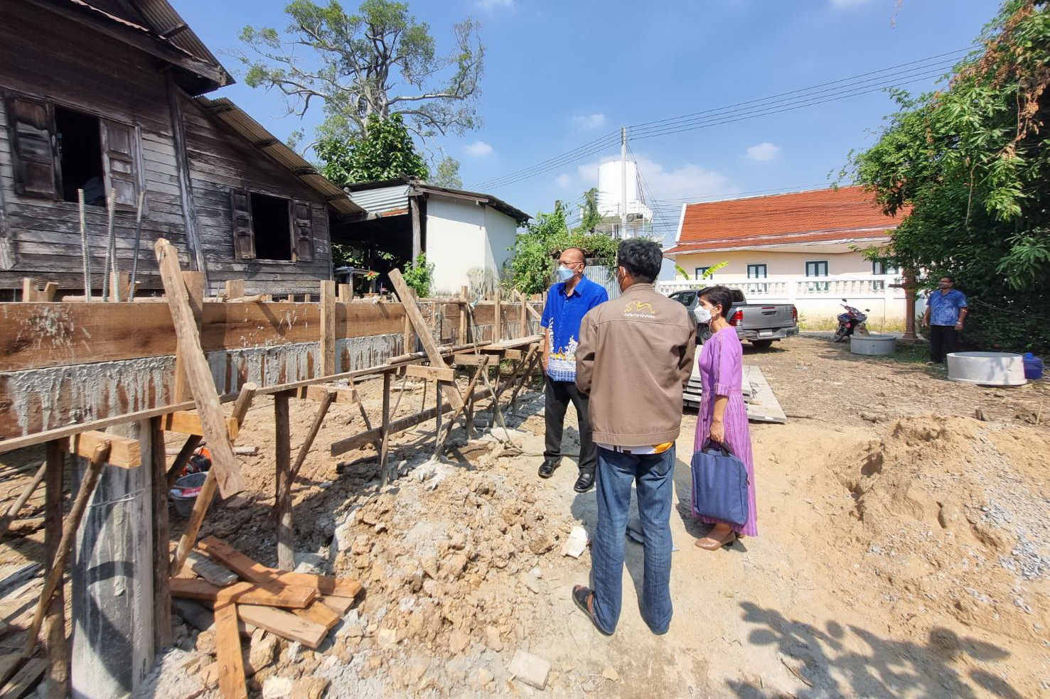 พช.ปทุมธานี “ติดตามความคืบหน้าการก่อสร้างบ้านหลังใหม่ให้กับครัวเรือนเป้าหมายจากระบบ TPMAP ตามโครงการบ้านห่วงใยจากใจ GLO ปี ๒๕๖๕”