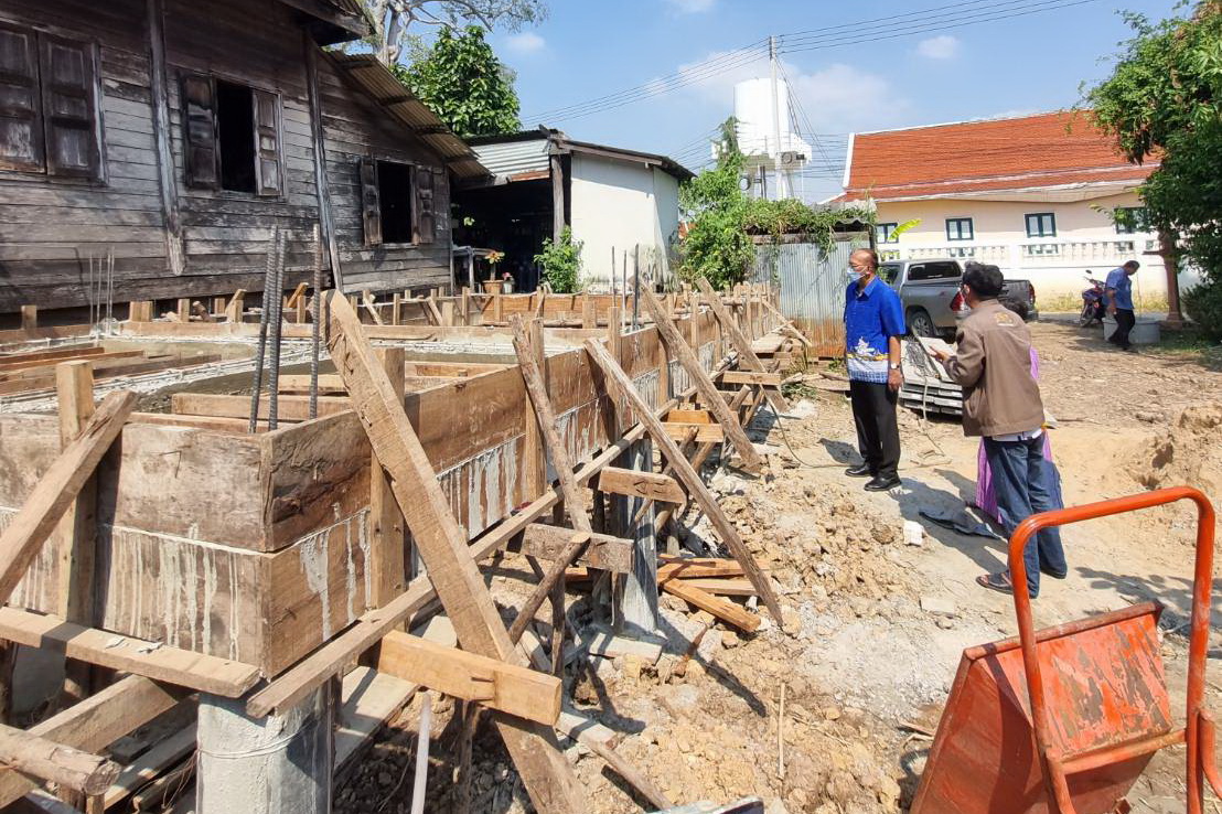 พช.ปทุมธานี “ติดตามความคืบหน้าการก่อสร้างบ้านหลังใหม่ให้กับครัวเรือนเป้าหมายจากระบบ TPMAP ตามโครงการบ้านห่วงใยจากใจ GLO ปี ๒๕๖๕”