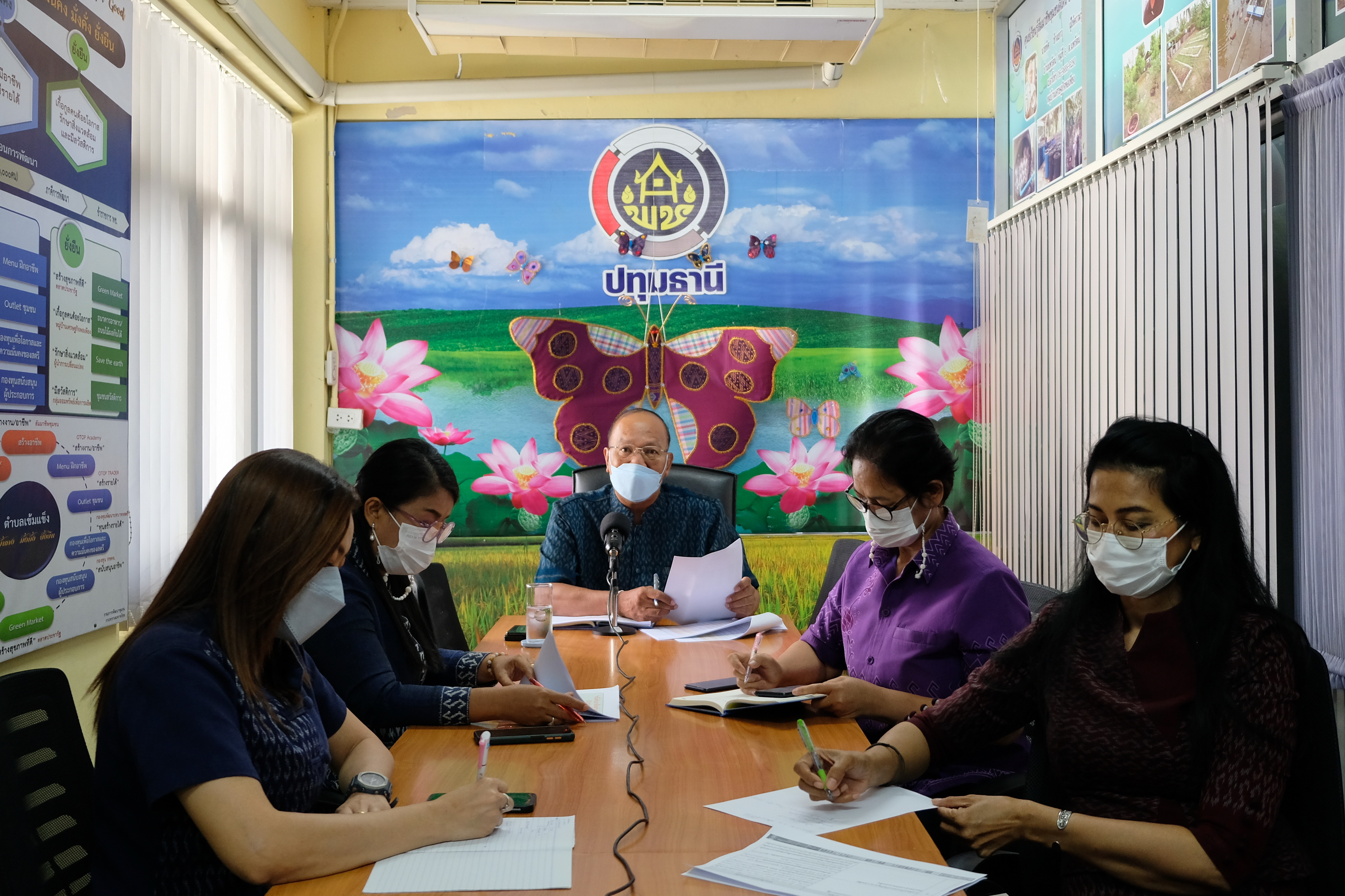 พช.ปทุมธานี “ประชุมออนไลน์ผู้อำนวยการกลุ่มงานและพัฒนาการอำเภอ ผ่านระบบ Line Meeting”