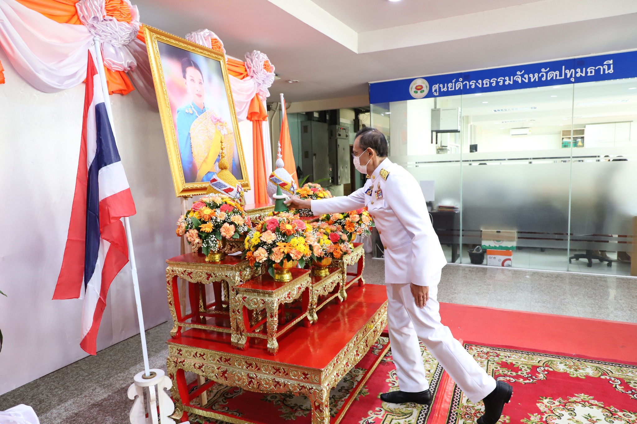 พช.ปทุมธานี “ร่วมพิธีลงนามถวายพระพร สมเด็จพระเจ้าลูกเธอ เจ้าฟ้าพัชรกิติยาภา นเรนทิราเทพยวดี กรมหลวงราชสาริณีสิริพัชร มหาวัชรราชธิดา ให้ทรงหายจากพระอาการประชวรโดยเร็ววัน”