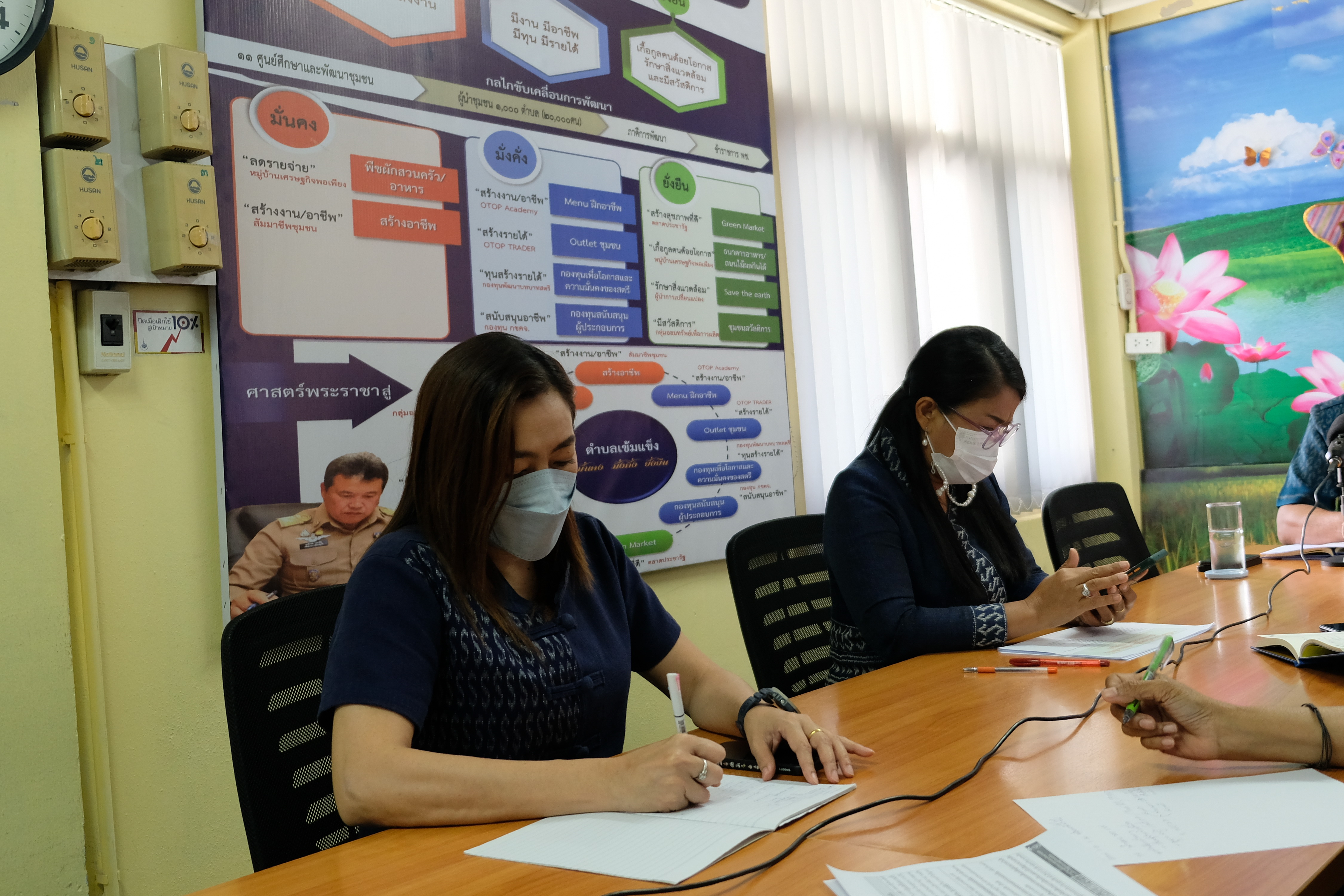 พช.ปทุมธานี “ประชุมออนไลน์ผู้อำนวยการกลุ่มงานและพัฒนาการอำเภอ ผ่านระบบ Line Meeting”