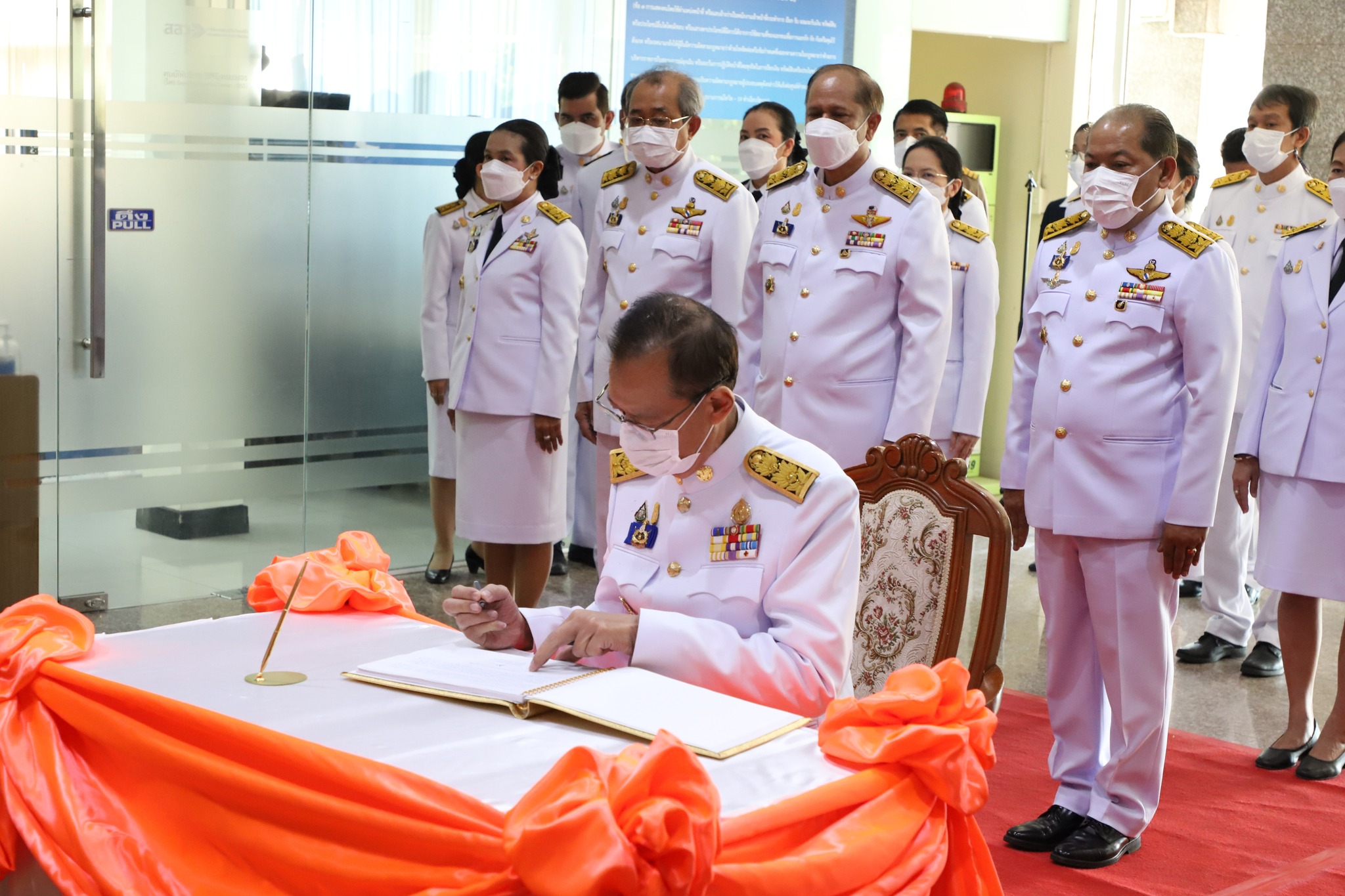 พช.ปทุมธานี “ร่วมพิธีลงนามถวายพระพร สมเด็จพระเจ้าลูกเธอ เจ้าฟ้าพัชรกิติยาภา นเรนทิราเทพยวดี กรมหลวงราชสาริณีสิริพัชร มหาวัชรราชธิดา ให้ทรงหายจากพระอาการประชวรโดยเร็ววัน”