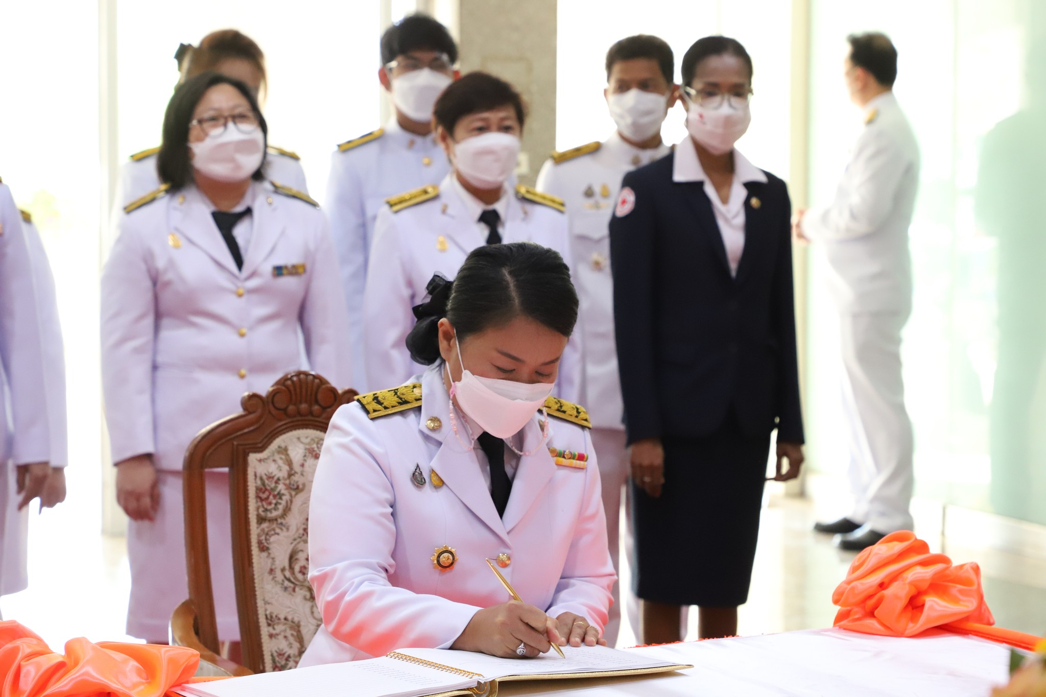 พช.ปทุมธานี “ร่วมพิธีลงนามถวายพระพร สมเด็จพระเจ้าลูกเธอ เจ้าฟ้าพัชรกิติยาภา นเรนทิราเทพยวดี กรมหลวงราชสาริณีสิริพัชร มหาวัชรราชธิดา ให้ทรงหายจากพระอาการประชวรโดยเร็ววัน”