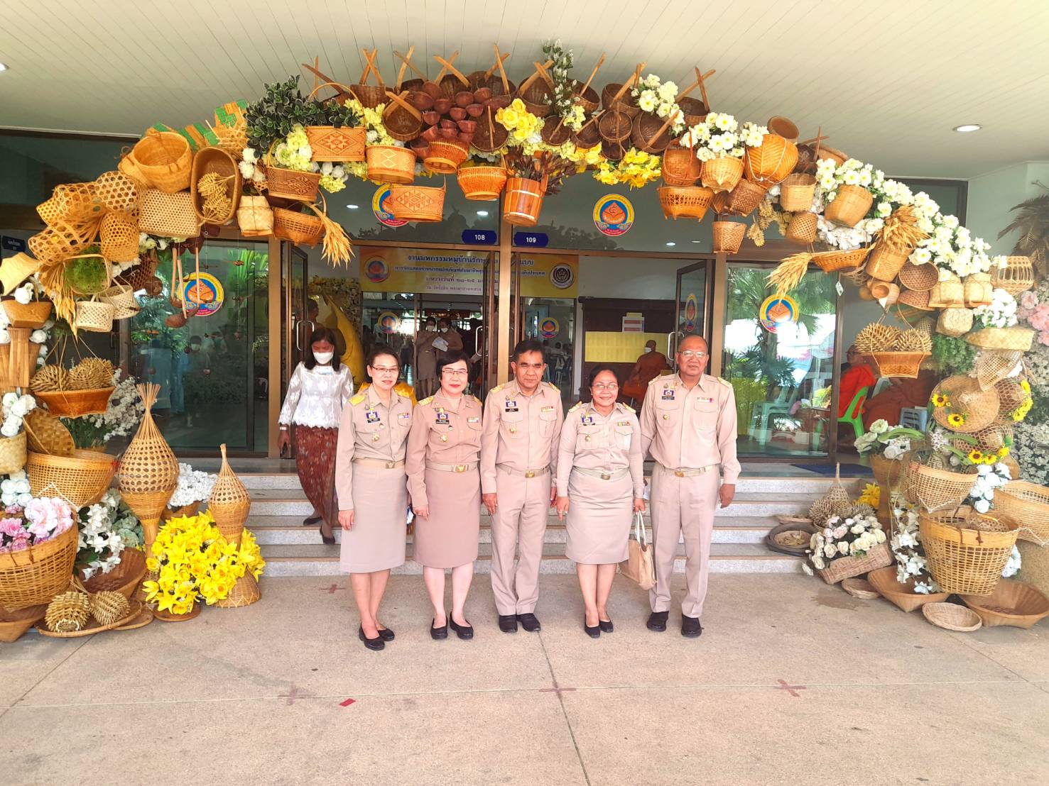 พช.ปทุมธานี “ร่วมเปิดงานมหกรรมหมู่บ้านรักษาศีล ๕ ต้นแบบและการจัดแสดงจำหน่ายผลิตภัณฑ์สัมมาชีพชุมชนและ OTOP ระดับประเทศ