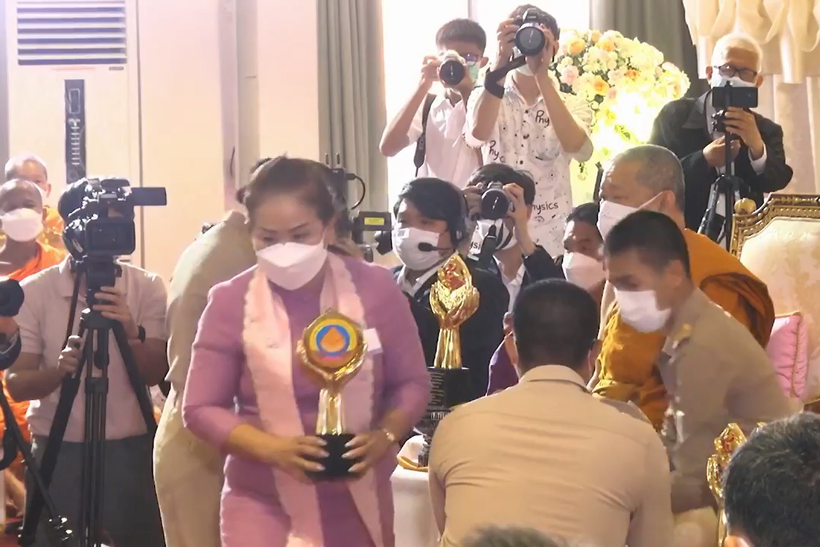 พช.ปทุมธานี “ร่วมเปิดงานมหกรรมหมู่บ้านรักษาศีล ๕ ต้นแบบและการจัดแสดงจำหน่ายผลิตภัณฑ์สัมมาชีพชุมชนและ OTOP ระดับประเทศ