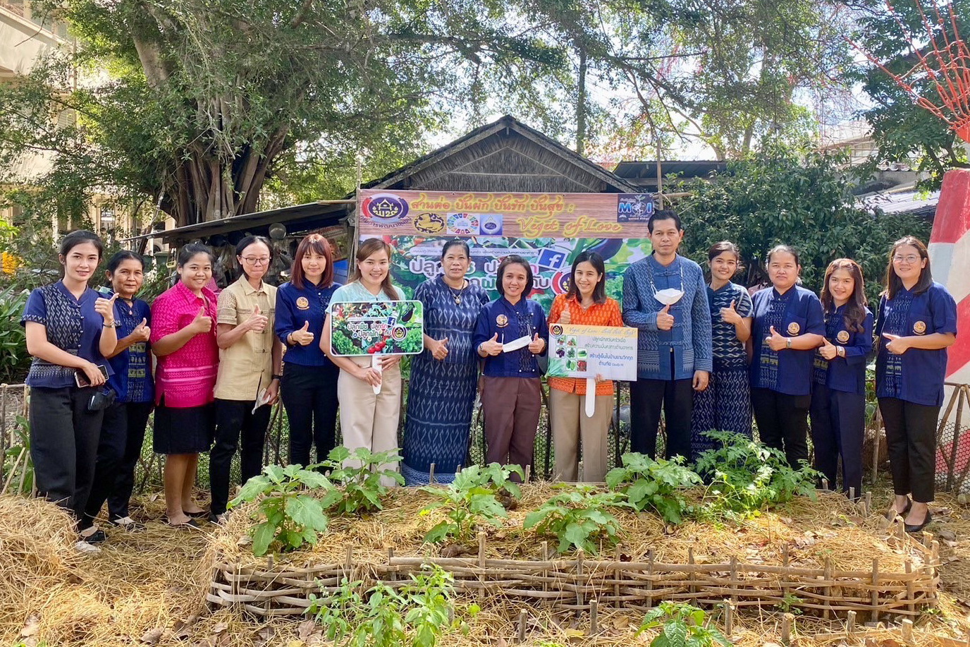 พช.ปทุมธานี “สพอ.หนองเสือ ส่งเสริมและสนับสนุนการสวมใส่ผ้าไทยและเผยแพร่ภูมิปัญญาผ้าไทย รณรงค์ประชาสัมพันธ์การสวมใส่ผ้าไทย พร้อมปฏิบัติการปลูกผักสวนครัว เพื่อสร้างความมั่นคงทางอาหาร”