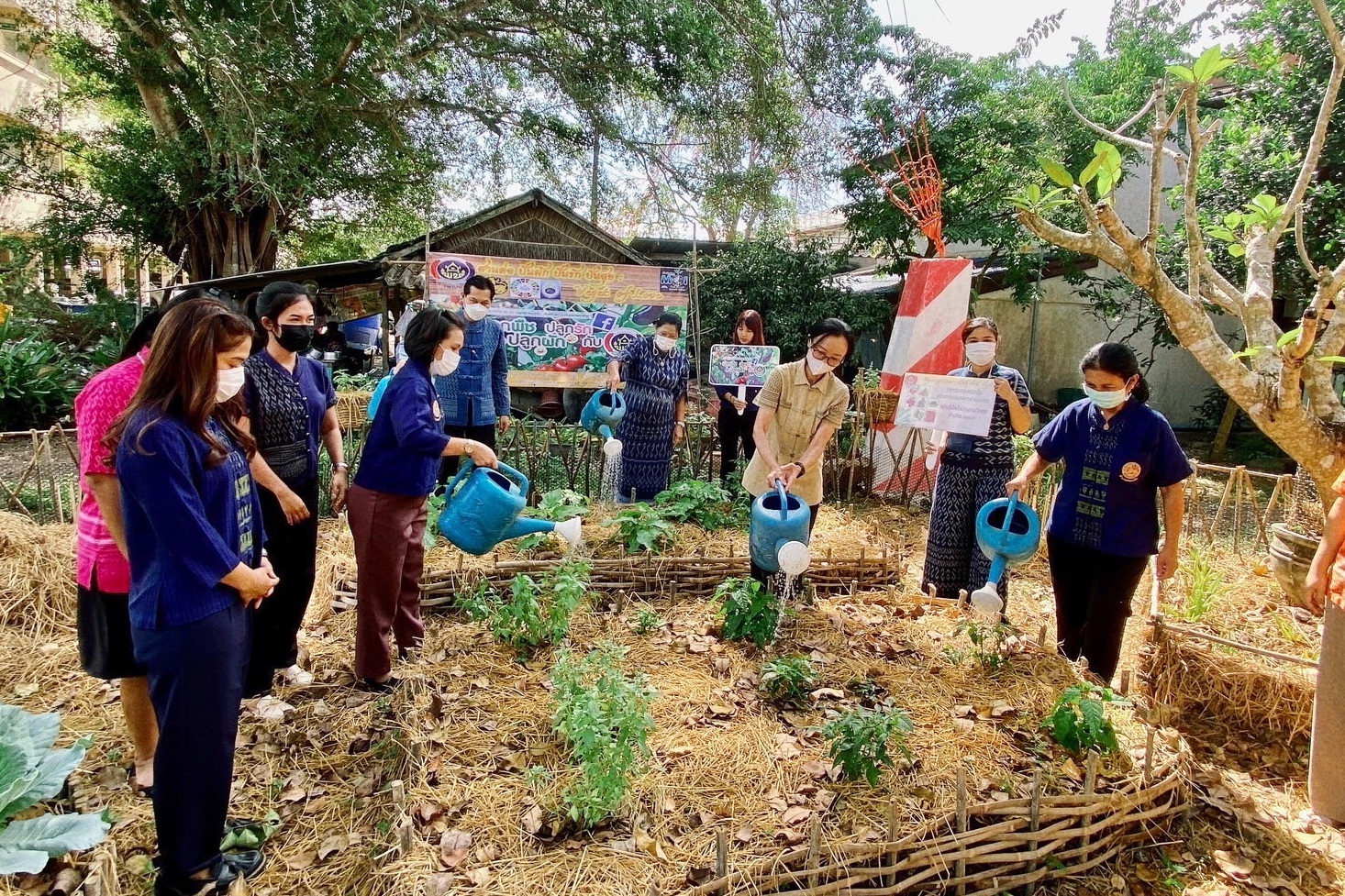 พช.ปทุมธานี “สพอ.หนองเสือ ส่งเสริมและสนับสนุนการสวมใส่ผ้าไทยและเผยแพร่ภูมิปัญญาผ้าไทย รณรงค์ประชาสัมพันธ์การสวมใส่ผ้าไทย พร้อมปฏิบัติการปลูกผักสวนครัว เพื่อสร้างความมั่นคงทางอาหาร”