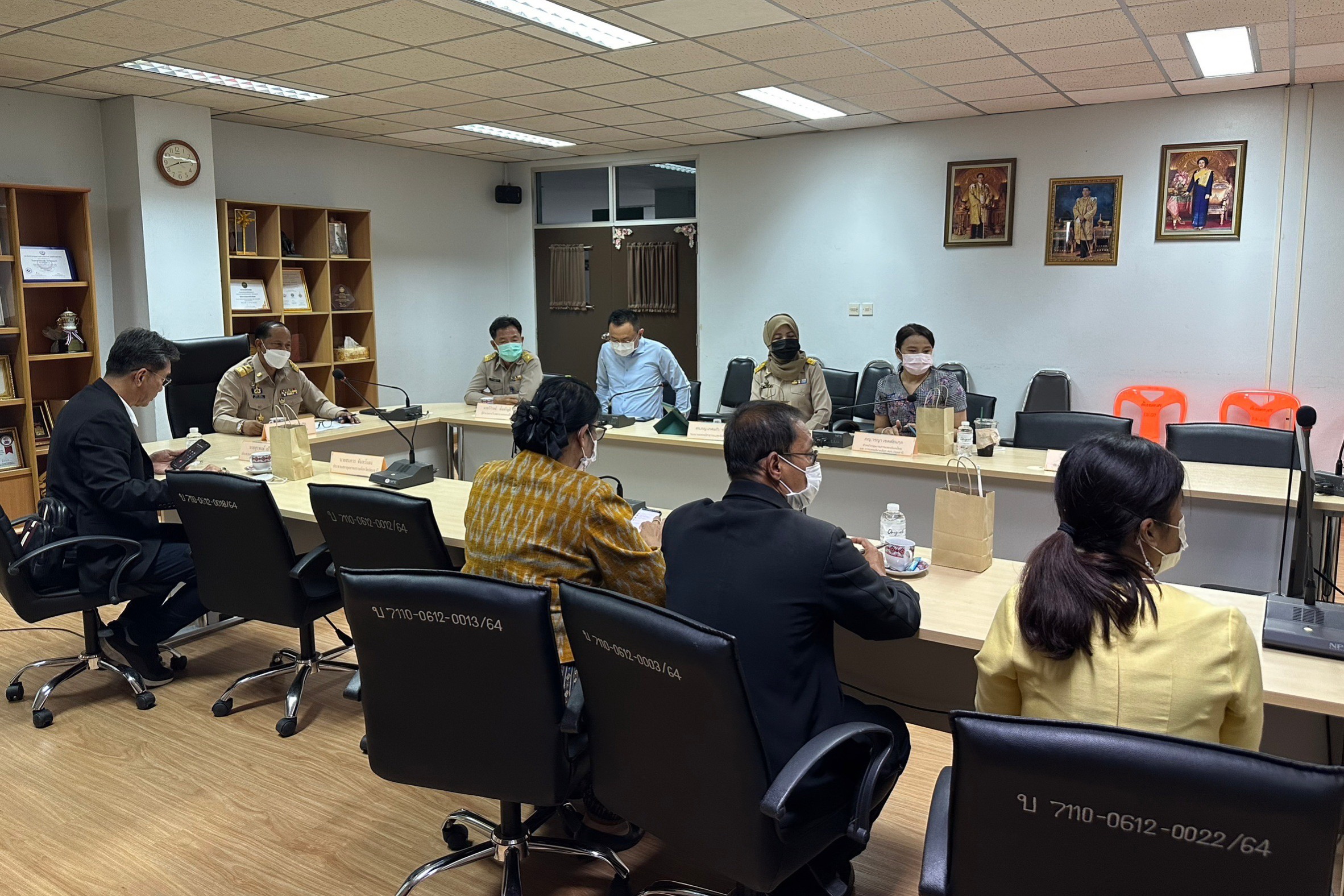 พช.ปทุมธานี “ร่วมประชุมขับเคลื่อนการดำเนินงานส่งเสริมและยกระดับเศรษฐกิจฐานราก โครงการหนองเสือเมืองสมุนไพร”