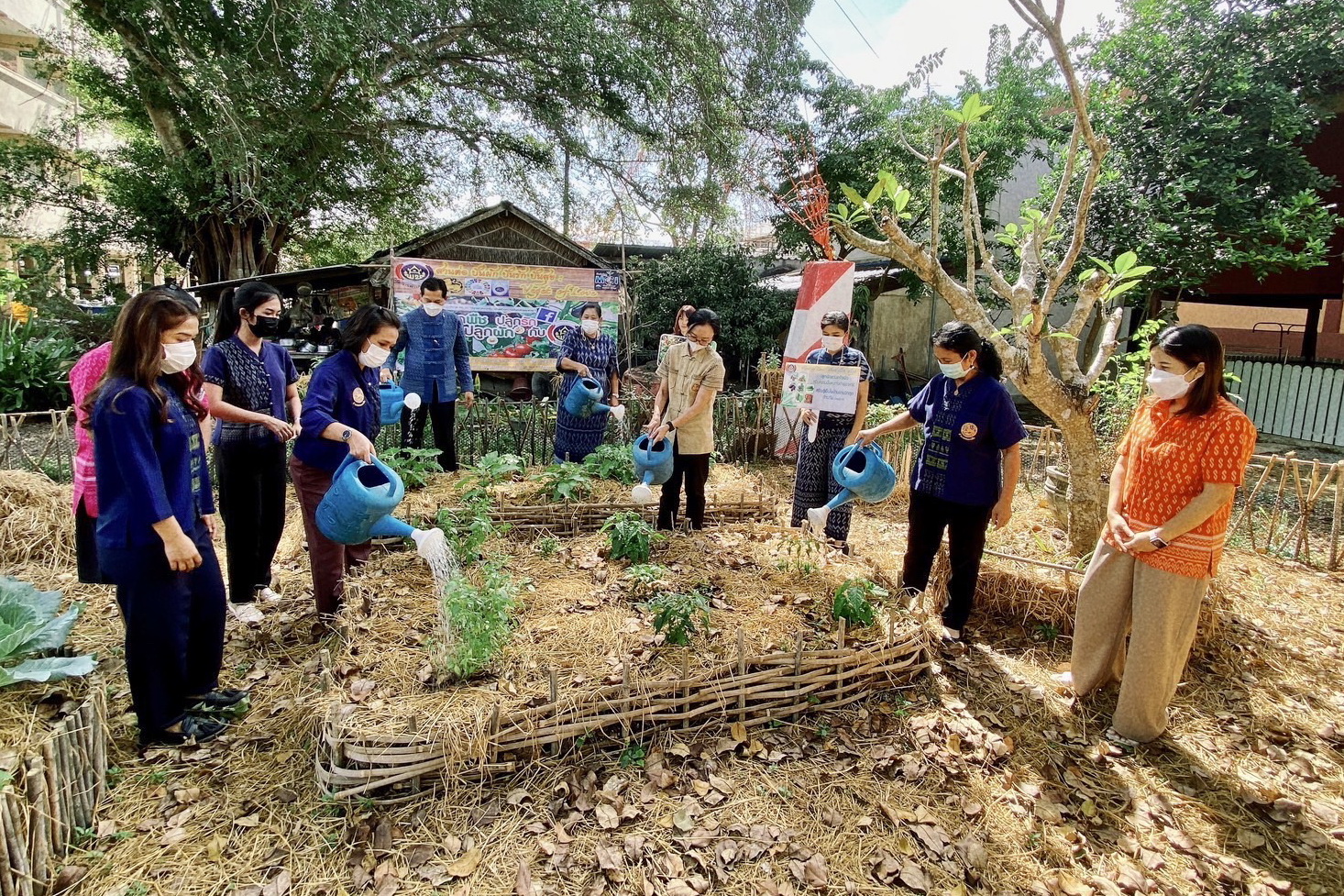 พช.ปทุมธานี “สพอ.หนองเสือ ส่งเสริมและสนับสนุนการสวมใส่ผ้าไทยและเผยแพร่ภูมิปัญญาผ้าไทย รณรงค์ประชาสัมพันธ์การสวมใส่ผ้าไทย พร้อมปฏิบัติการปลูกผักสวนครัว เพื่อสร้างความมั่นคงทางอาหาร”