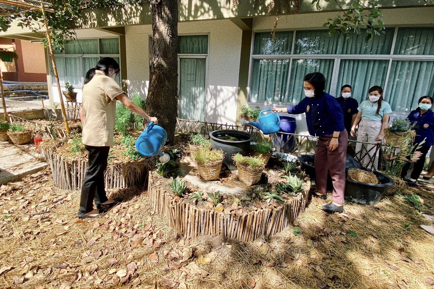 พช.ปทุมธานี “สพอ.หนองเสือ ส่งเสริมและสนับสนุนการสวมใส่ผ้าไทยและเผยแพร่ภูมิปัญญาผ้าไทย รณรงค์ประชาสัมพันธ์การสวมใส่ผ้าไทย พร้อมปฏิบัติการปลูกผักสวนครัว เพื่อสร้างความมั่นคงทางอาหาร”