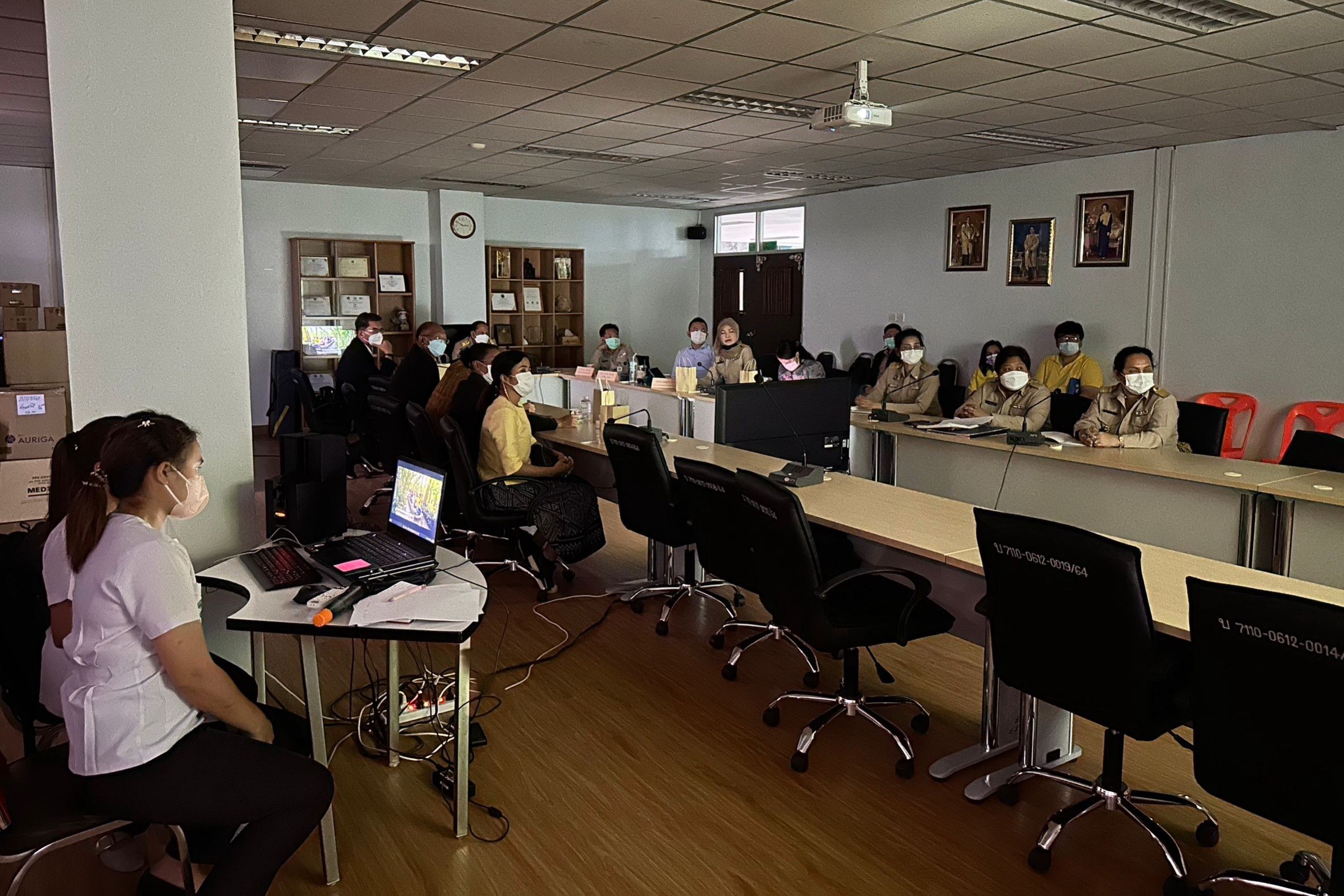 พช.ปทุมธานี “ร่วมประชุมขับเคลื่อนการดำเนินงานส่งเสริมและยกระดับเศรษฐกิจฐานราก โครงการหนองเสือเมืองสมุนไพร”