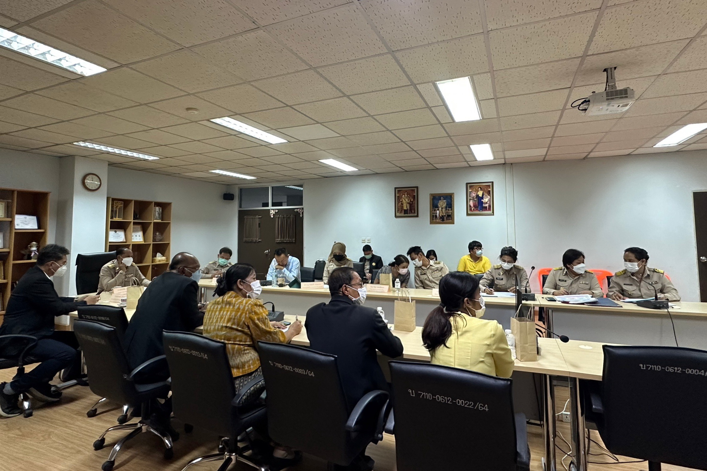 พช.ปทุมธานี “ร่วมประชุมขับเคลื่อนการดำเนินงานส่งเสริมและยกระดับเศรษฐกิจฐานราก โครงการหนองเสือเมืองสมุนไพร”