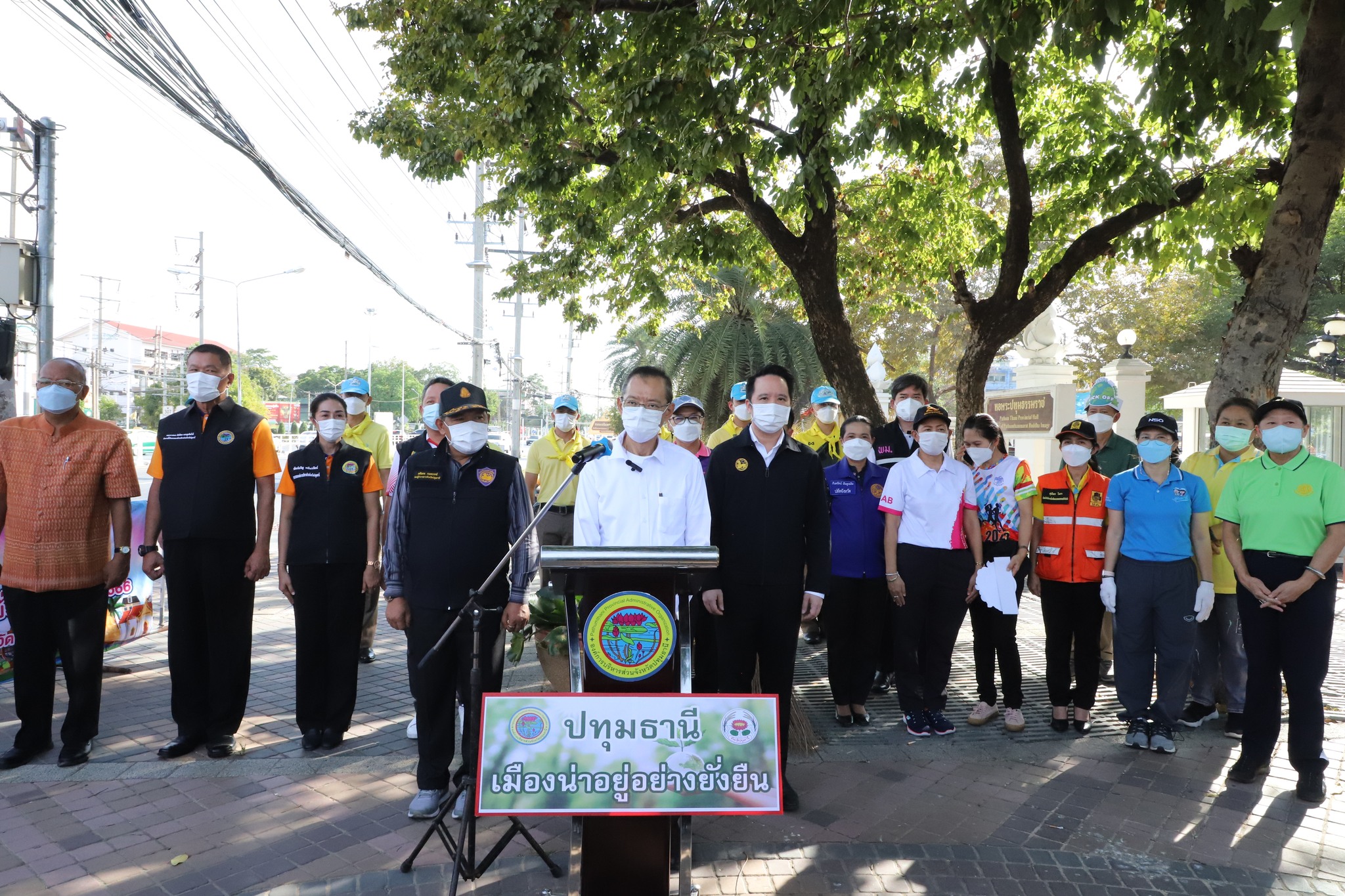 พช.ปทุมธานี “ร่วมกิจกรรม Kick Off สัปดาห์รักษาความสะอาด เดินหน้าปทุมธานีให้เป็นเมืองน่าอยู่ ตามเป้าหมายการพัฒนายั่งยืน เป็นของขวัญปีใหม่ ๒๕๖๖ เพื่อชาวปทุมธานี”