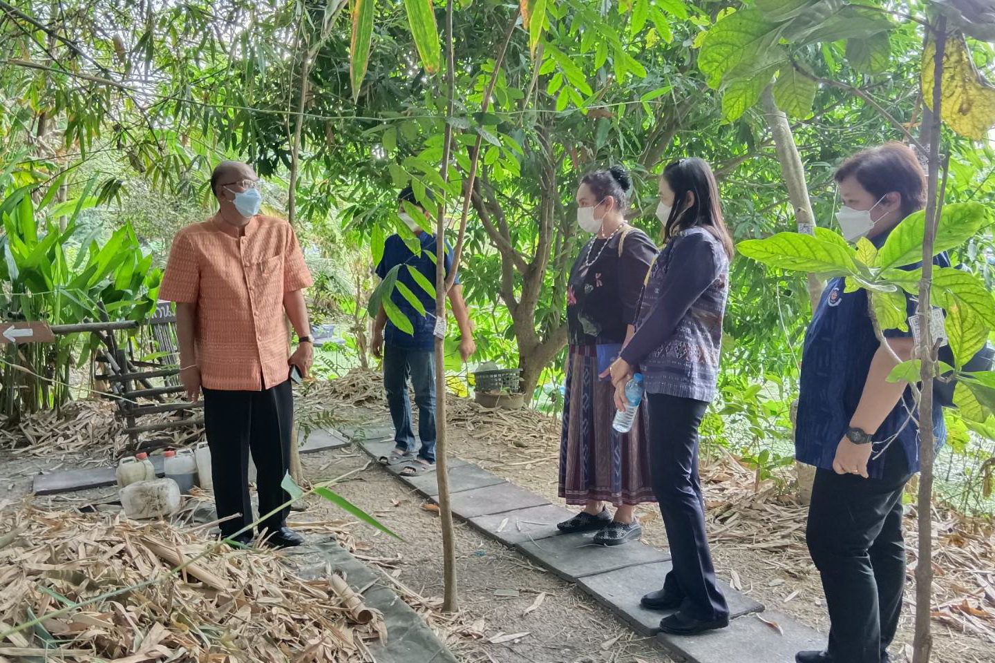 พช.ปทุมธานี “ติดตามการดำเนินโครงการพัฒนาพื้นที่ต้นแบบการพัฒนาคุณภาพชีวิตตามหลักทฤฎีใหม่ประยุกต์สู่ โคก หนอง นา โมเดล แปลงนา CLM อำเภอคลองหลวง จังหวัดปทุมธานี”