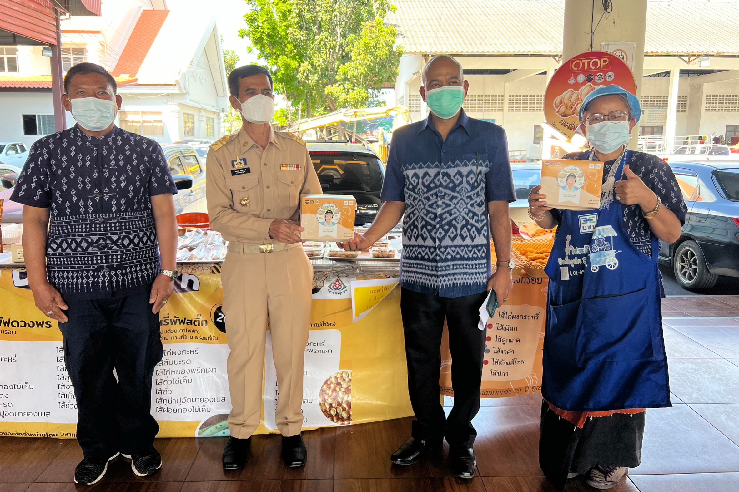 พช.ปทุมธานี “สพอ.ลำลูกกา ขับเคลื่อนการพัฒนาเศรษฐกิจฐานราก จัดตลาดนัดคนไทยยิ้มได้ สร้างช่องทางการตลาดให้กับสินค้าของสัมมาชีพ และผลิตภัณฑ์ OTOP ของอำเภอลำลูกกา”