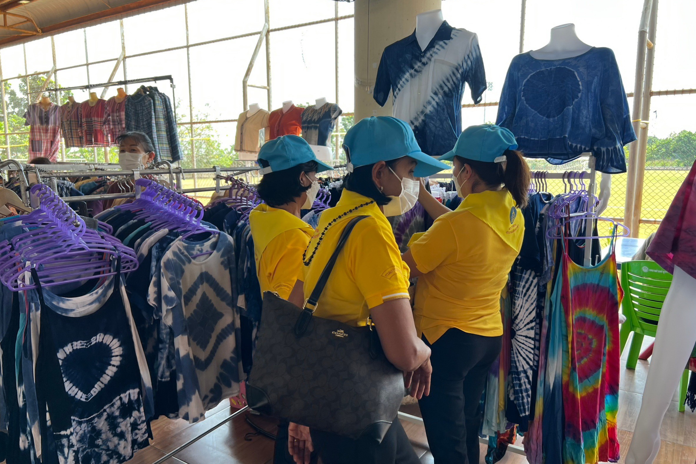 พช.ปทุมธานี “สพอ.ลำลูกกา ขับเคลื่อนการพัฒนาเศรษฐกิจฐานราก จัดตลาดนัดคนไทยยิ้มได้ สร้างช่องทางการตลาดให้กับสินค้าของสัมมาชีพ และผลิตภัณฑ์ OTOP ของอำเภอลำลูกกา”