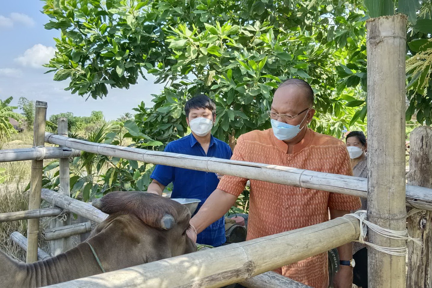 พช.ปทุมธานี “ติดตามการดำเนินโครงการพัฒนาพื้นที่ต้นแบบการพัฒนาคุณภาพชีวิตตามหลักทฤฎีใหม่ประยุกต์สู่ โคก หนอง นา โมเดล แปลงนา CLM อำเภอคลองหลวง จังหวัดปทุมธานี”