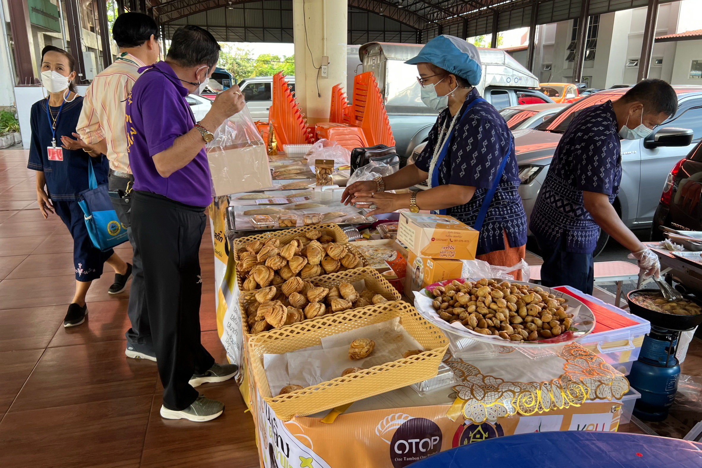 พช.ปทุมธานี “สพอ.ลำลูกกา ขับเคลื่อนการพัฒนาเศรษฐกิจฐานราก จัดตลาดนัดคนไทยยิ้มได้ สร้างช่องทางการตลาดให้กับสินค้าของสัมมาชีพ และผลิตภัณฑ์ OTOP ของอำเภอลำลูกกา”