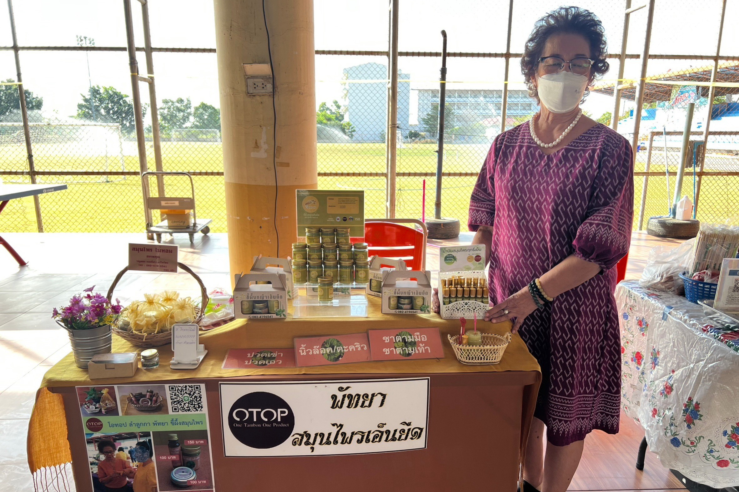 พช.ปทุมธานี “สพอ.ลำลูกกา ขับเคลื่อนการพัฒนาเศรษฐกิจฐานราก จัดตลาดนัดคนไทยยิ้มได้ สร้างช่องทางการตลาดให้กับสินค้าของสัมมาชีพ และผลิตภัณฑ์ OTOP ของอำเภอลำลูกกา”