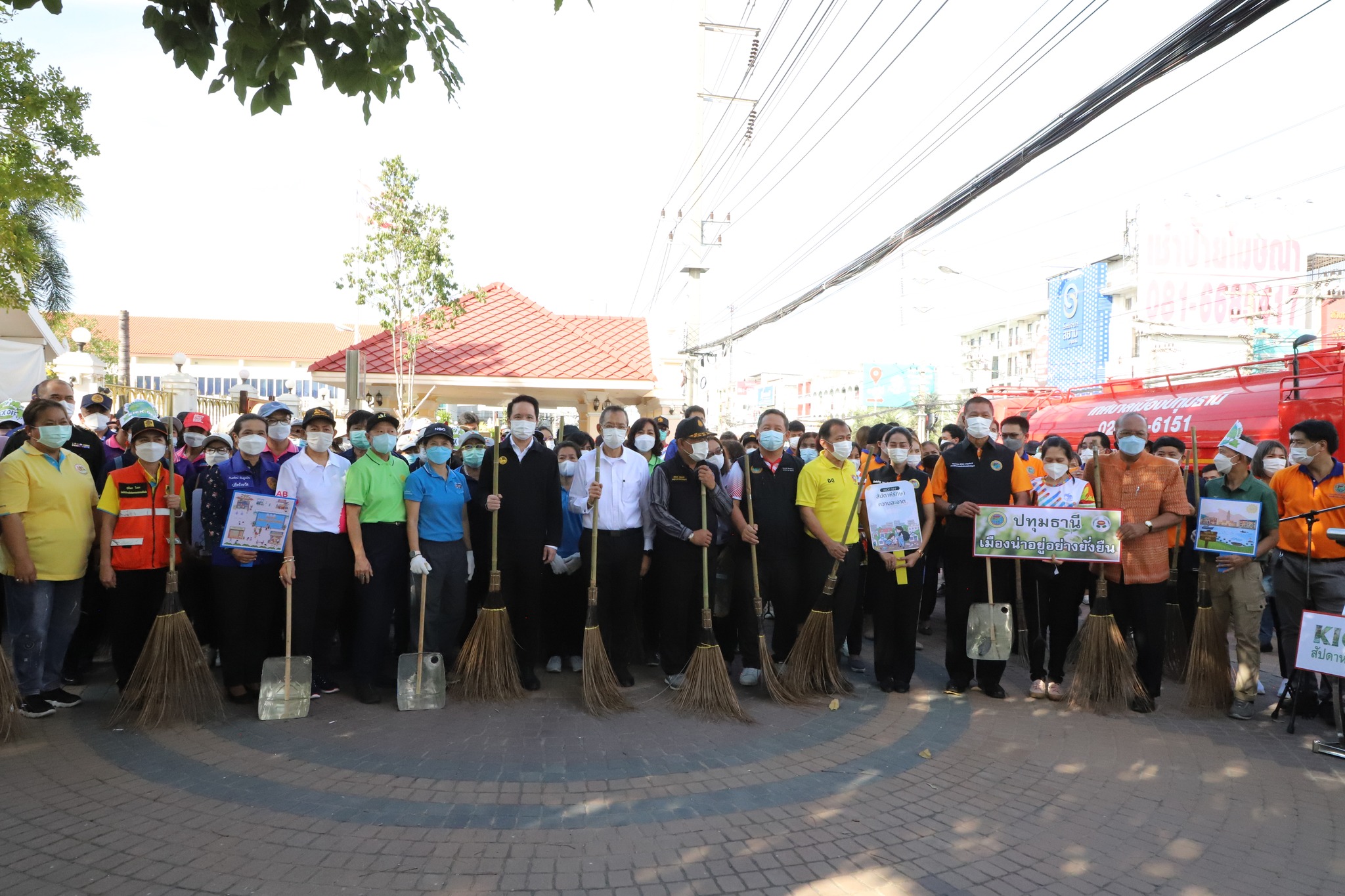พช.ปทุมธานี “ร่วมกิจกรรม Kick Off สัปดาห์รักษาความสะอาด เดินหน้าปทุมธานีให้เป็นเมืองน่าอยู่ ตามเป้าหมายการพัฒนายั่งยืน เป็นของขวัญปีใหม่ ๒๕๖๖ เพื่อชาวปทุมธานี”