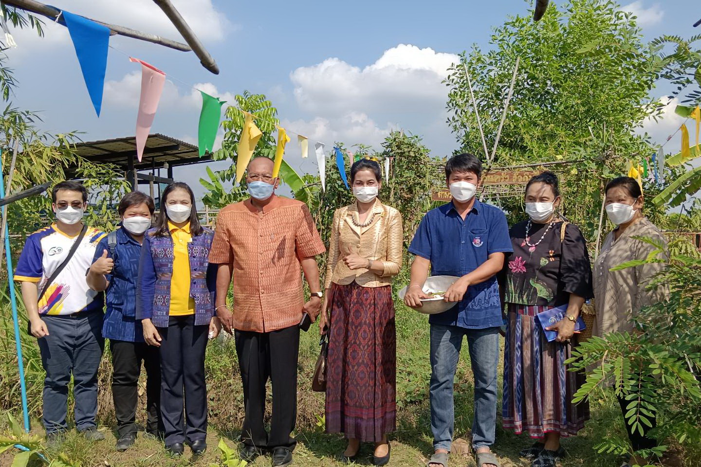 พช.ปทุมธานี “ติดตามการดำเนินโครงการพัฒนาพื้นที่ต้นแบบการพัฒนาคุณภาพชีวิตตามหลักทฤฎีใหม่ประยุกต์สู่ โคก หนอง นา โมเดล แปลงนา CLM อำเภอคลองหลวง จังหวัดปทุมธานี”