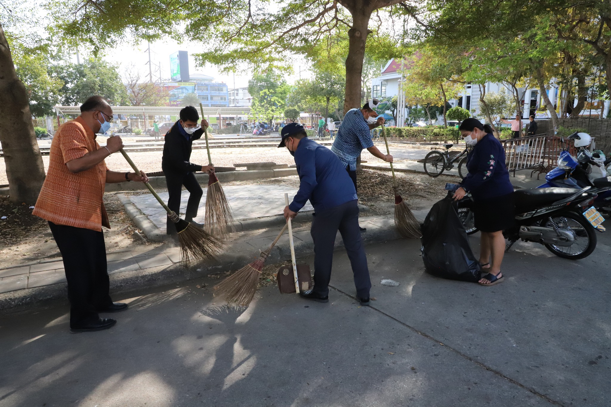 พช.ปทุมธานี “ร่วมกิจกรรม Kick Off สัปดาห์รักษาความสะอาด เดินหน้าปทุมธานีให้เป็นเมืองน่าอยู่ ตามเป้าหมายการพัฒนายั่งยืน เป็นของขวัญปีใหม่ ๒๕๖๖ เพื่อชาวปทุมธานี”
