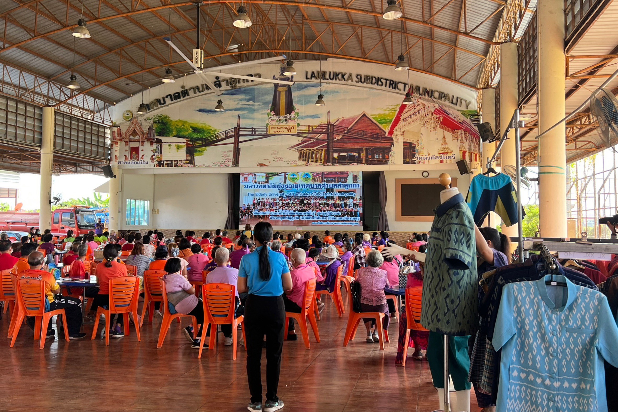 พช.ปทุมธานี “สพอ.ลำลูกกา ขับเคลื่อนการพัฒนาเศรษฐกิจฐานราก จัดตลาดนัดคนไทยยิ้มได้ สร้างช่องทางการตลาดให้กับสินค้าของสัมมาชีพ และผลิตภัณฑ์ OTOP ของอำเภอลำลูกกา”