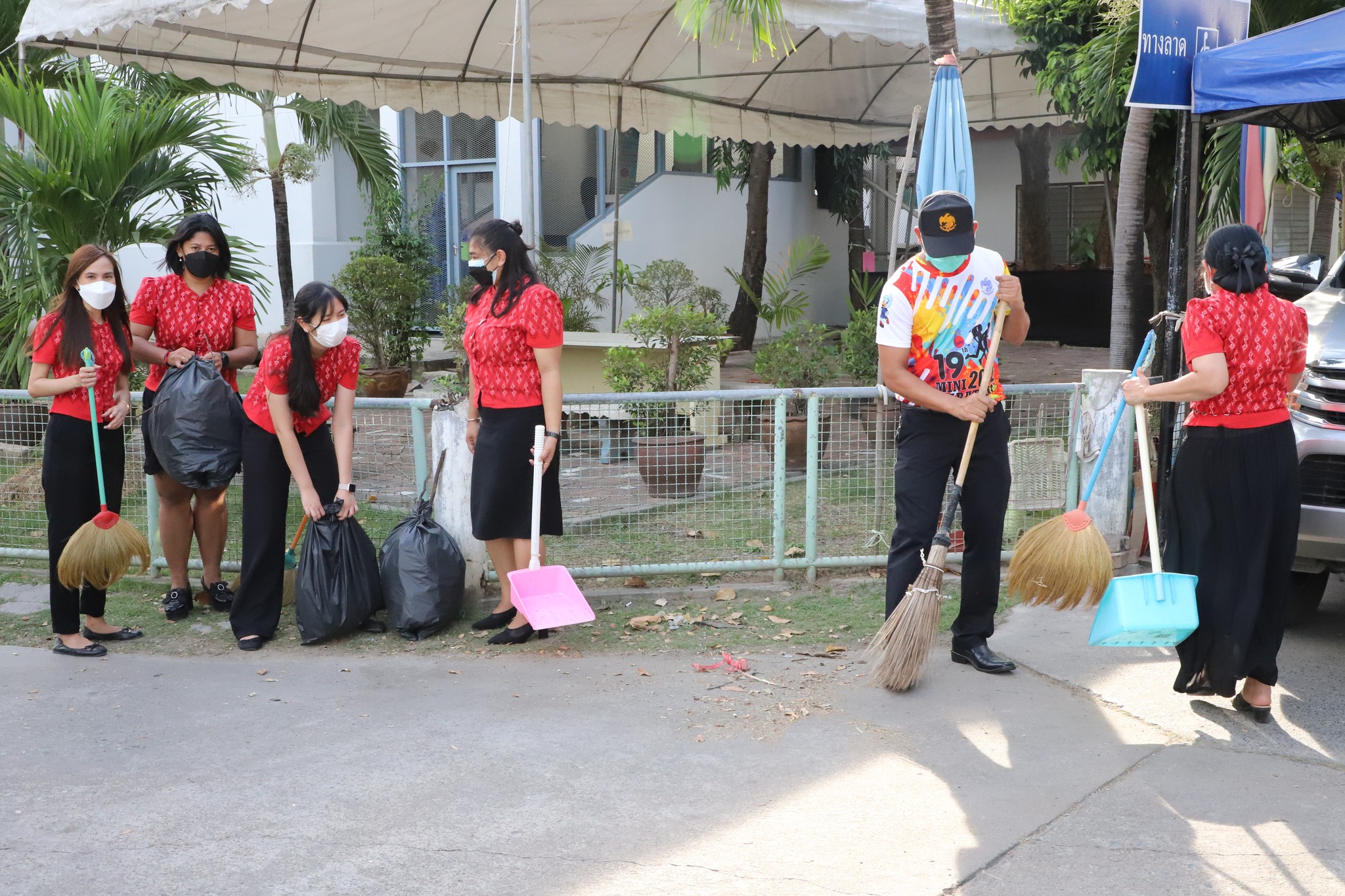 พช.ปทุมธานี “ร่วมกิจกรรม Kick Off สัปดาห์รักษาความสะอาด เดินหน้าปทุมธานีให้เป็นเมืองน่าอยู่ ตามเป้าหมายการพัฒนายั่งยืน เป็นของขวัญปีใหม่ ๒๕๖๖ เพื่อชาวปทุมธานี”