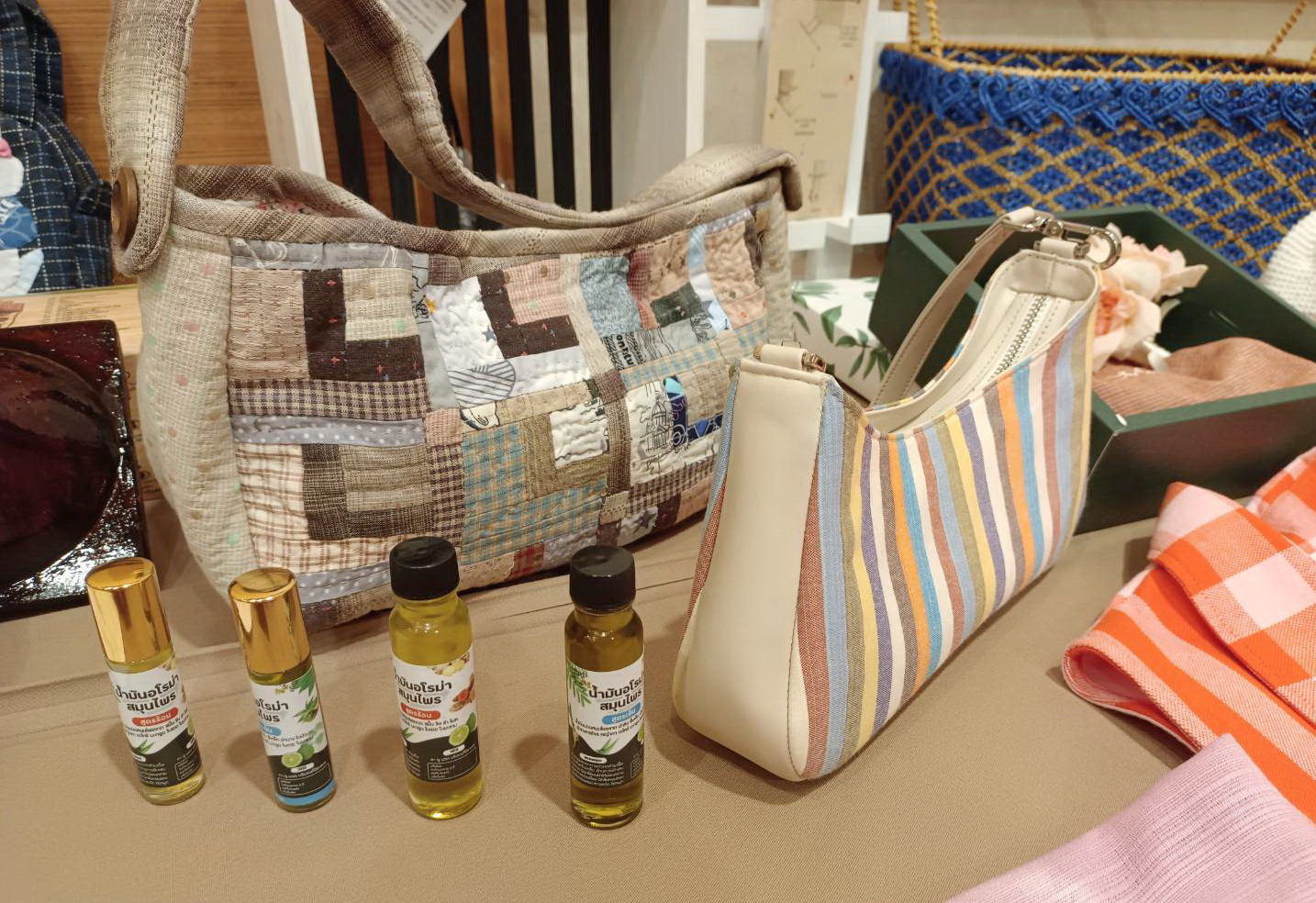 พช.ปทุมธานี “ดำเนินโครงการส่งเสริมกระบวนการเครือข่ายองค์ความรู้ (Knowledge – Based OTOP : KBO) ประชุมเชิงปฏิบัติการพัฒนาขีดความสามารถในการส่งเสริมและพัฒนาผลิตภัณฑ์ผู้ผลิต OTOP จังหวัดปทุมธานี”