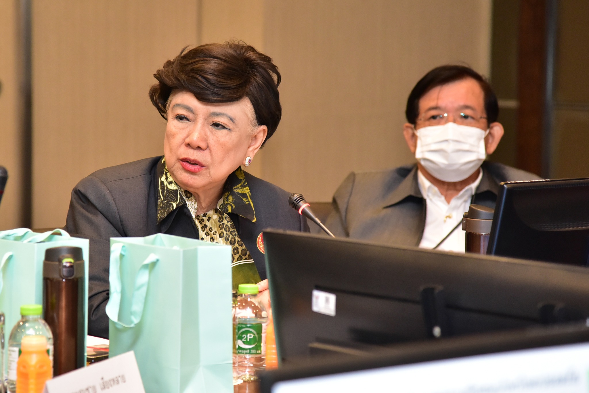 พช.ปทุมธานี “ร่วมต้อนรับคณะกรรมาธิการวุฒิสภา ลงพื้นที่จังหวัดปทุมธานีติดตามความคืบหน้าโครงการวิจัยยกระดับมาตรฐานพืชสมุนไพรไทยปลอดภัยเพื่อสุขภาพและการใช้ประโยชน์ทางการแพทย์อย่างยั่งยืน”