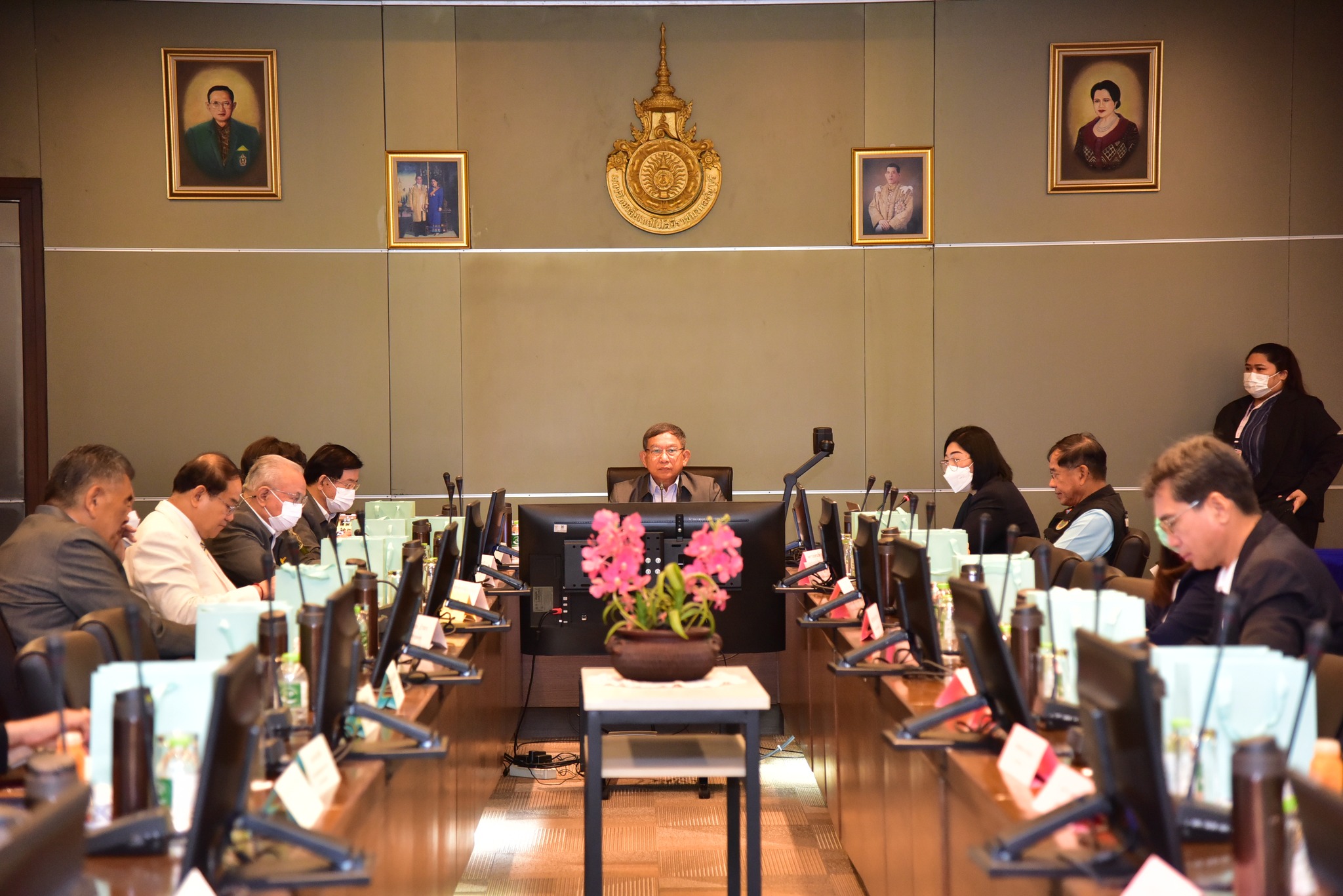 พช.ปทุมธานี “ร่วมต้อนรับคณะกรรมาธิการวุฒิสภา ลงพื้นที่จังหวัดปทุมธานีติดตามความคืบหน้าโครงการวิจัยยกระดับมาตรฐานพืชสมุนไพรไทยปลอดภัยเพื่อสุขภาพและการใช้ประโยชน์ทางการแพทย์อย่างยั่งยืน”