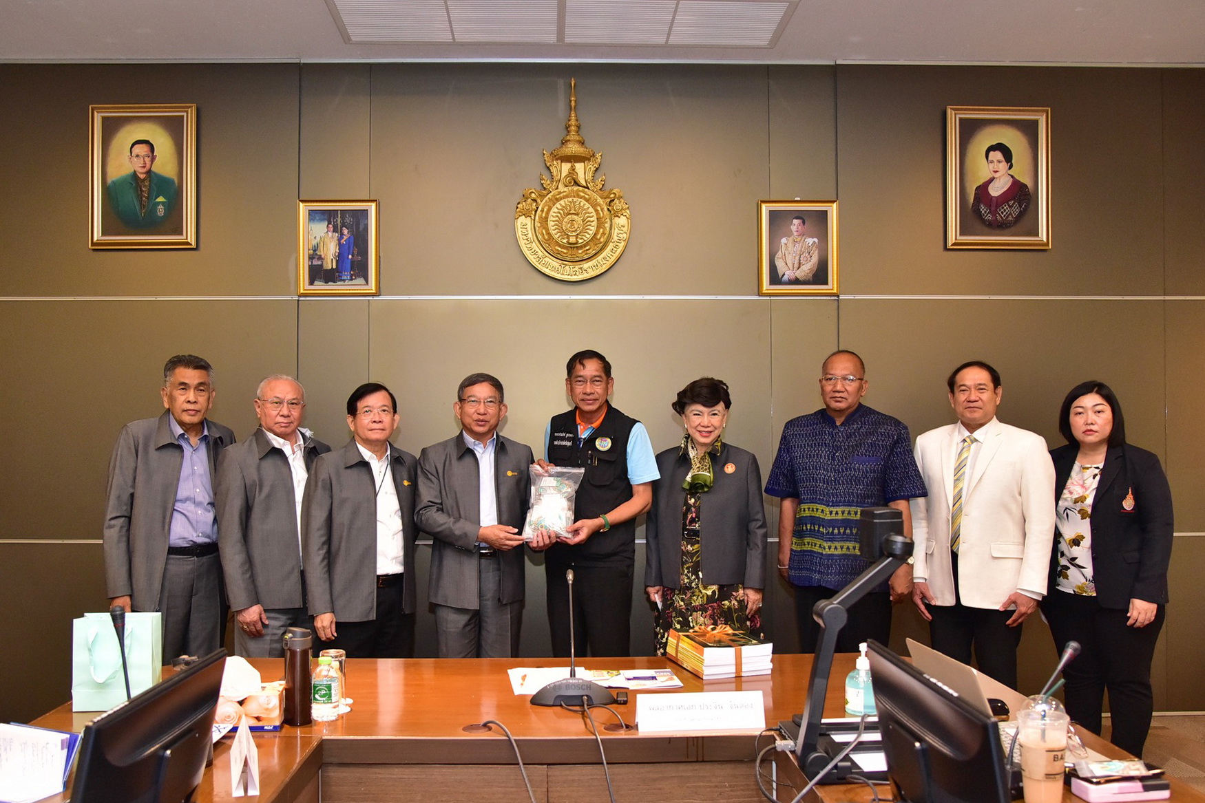 พช.ปทุมธานี “ร่วมต้อนรับคณะกรรมาธิการวุฒิสภา ลงพื้นที่จังหวัดปทุมธานีติดตามความคืบหน้าโครงการวิจัยยกระดับมาตรฐานพืชสมุนไพรไทยปลอดภัยเพื่อสุขภาพและการใช้ประโยชน์ทางการแพทย์อย่างยั่งยืน”