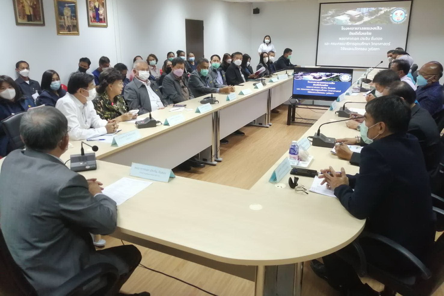พช.ปทุมธานี “ร่วมต้อนรับคณะกรรมาธิการวุฒิสภา ลงพื้นที่จังหวัดปทุมธานีติดตามความคืบหน้าโครงการวิจัยยกระดับมาตรฐานพืชสมุนไพรไทยปลอดภัยเพื่อสุขภาพและการใช้ประโยชน์ทางการแพทย์อย่างยั่งยืน”