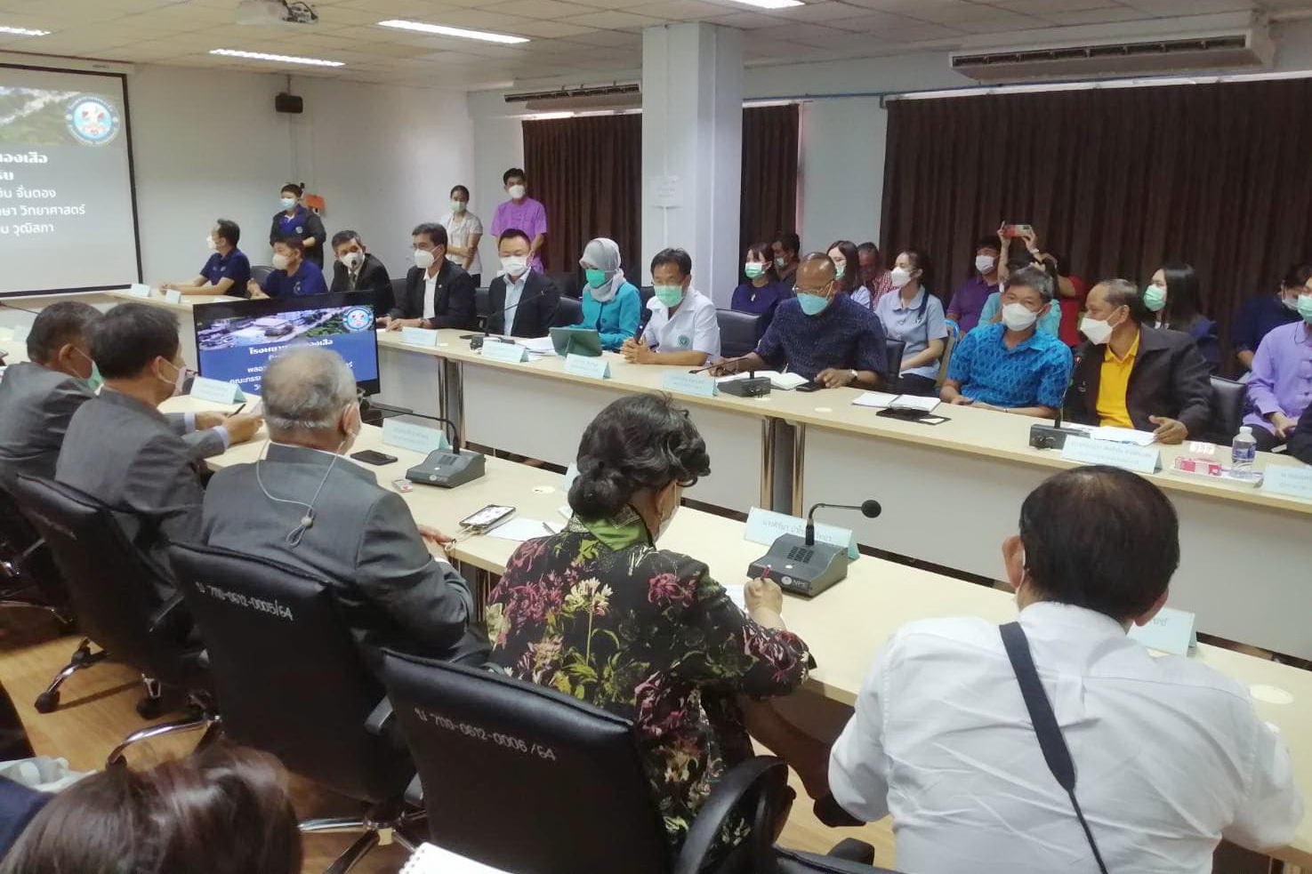 พช.ปทุมธานี “ร่วมต้อนรับคณะกรรมาธิการวุฒิสภา ลงพื้นที่จังหวัดปทุมธานีติดตามความคืบหน้าโครงการวิจัยยกระดับมาตรฐานพืชสมุนไพรไทยปลอดภัยเพื่อสุขภาพและการใช้ประโยชน์ทางการแพทย์อย่างยั่งยืน”