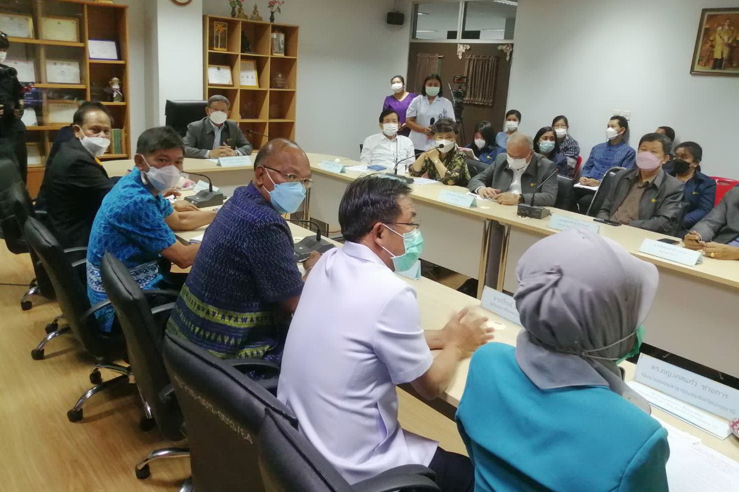 พช.ปทุมธานี “ร่วมต้อนรับคณะกรรมาธิการวุฒิสภา ลงพื้นที่จังหวัดปทุมธานีติดตามความคืบหน้าโครงการวิจัยยกระดับมาตรฐานพืชสมุนไพรไทยปลอดภัยเพื่อสุขภาพและการใช้ประโยชน์ทางการแพทย์อย่างยั่งยืน”