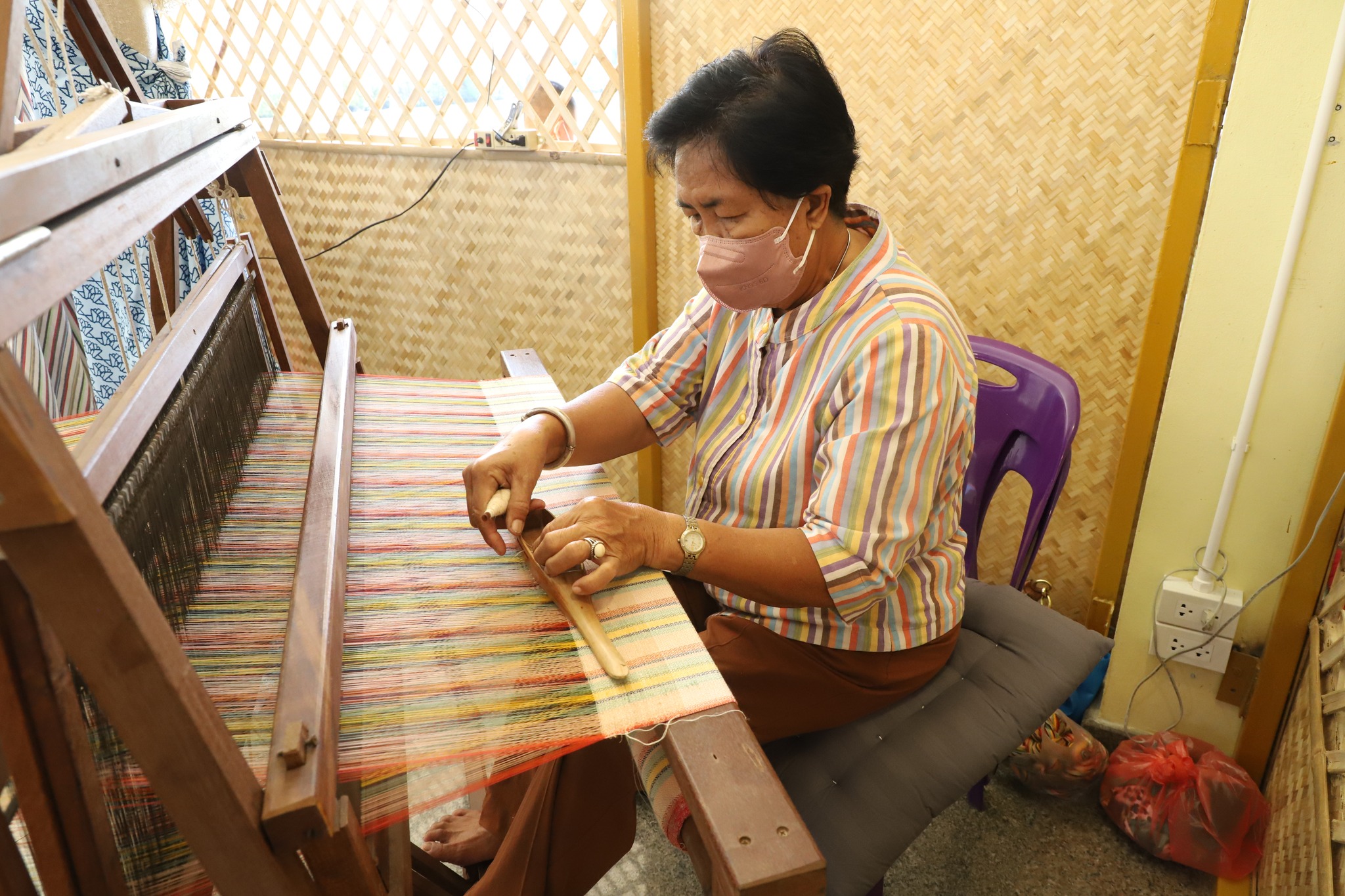 พช.ปทุมธานี “ร่วมเปิดศูนย์เรียนรู้การพัฒนาเส้นใยและผลิตภัณฑ์สิ่งทอจากใยบัวหลวง สืบทอดวิถีชุมชน สนองพระดำริสมเด็จพระเจ้าลูกเธอ เจ้าฟ้าสิริวัณณวรี นารีรัตนราชกัญญา”