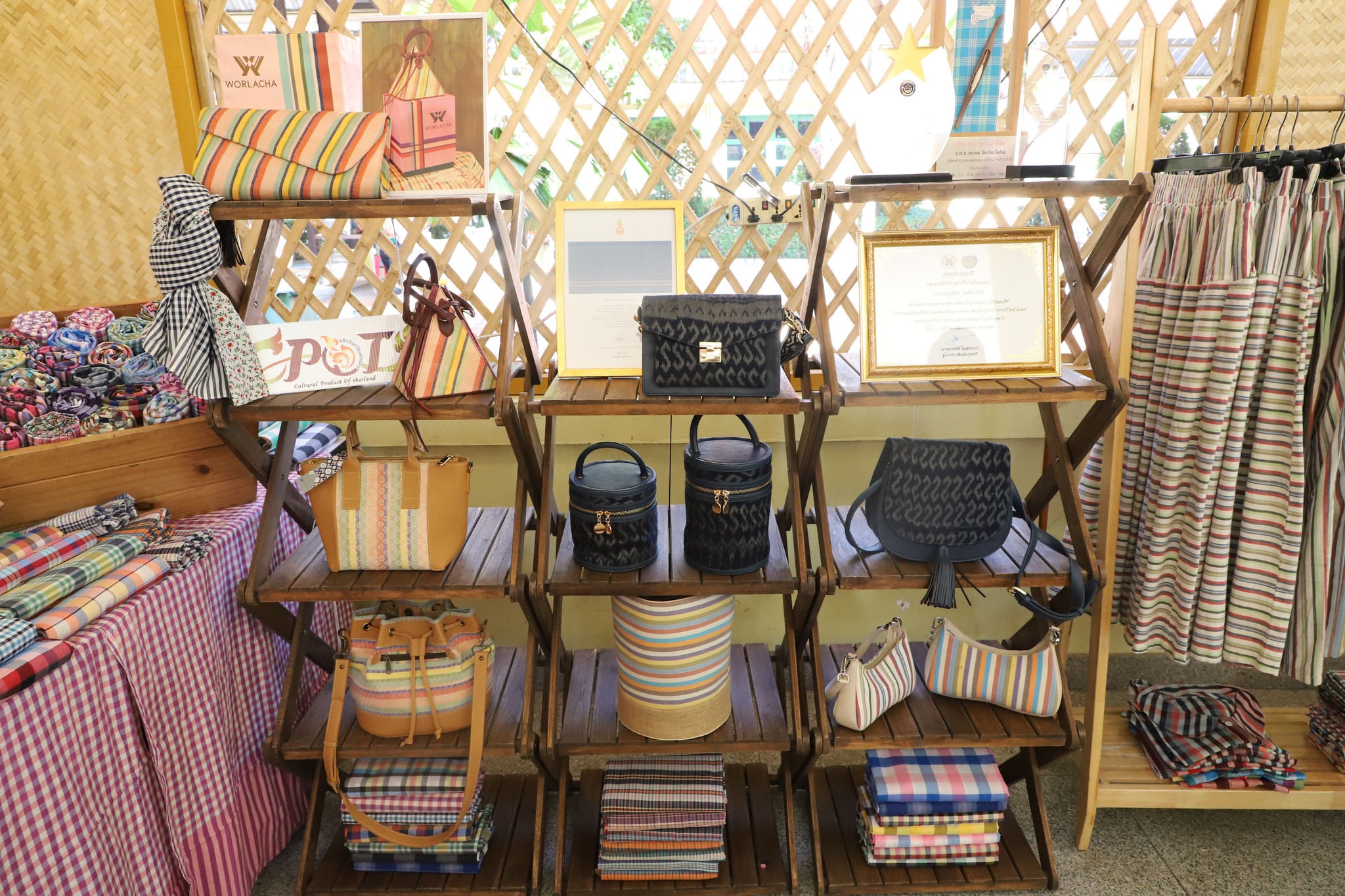 พช.ปทุมธานี “ร่วมเปิดศูนย์เรียนรู้การพัฒนาเส้นใยและผลิตภัณฑ์สิ่งทอจากใยบัวหลวง สืบทอดวิถีชุมชน สนองพระดำริสมเด็จพระเจ้าลูกเธอ เจ้าฟ้าสิริวัณณวรี นารีรัตนราชกัญญา”