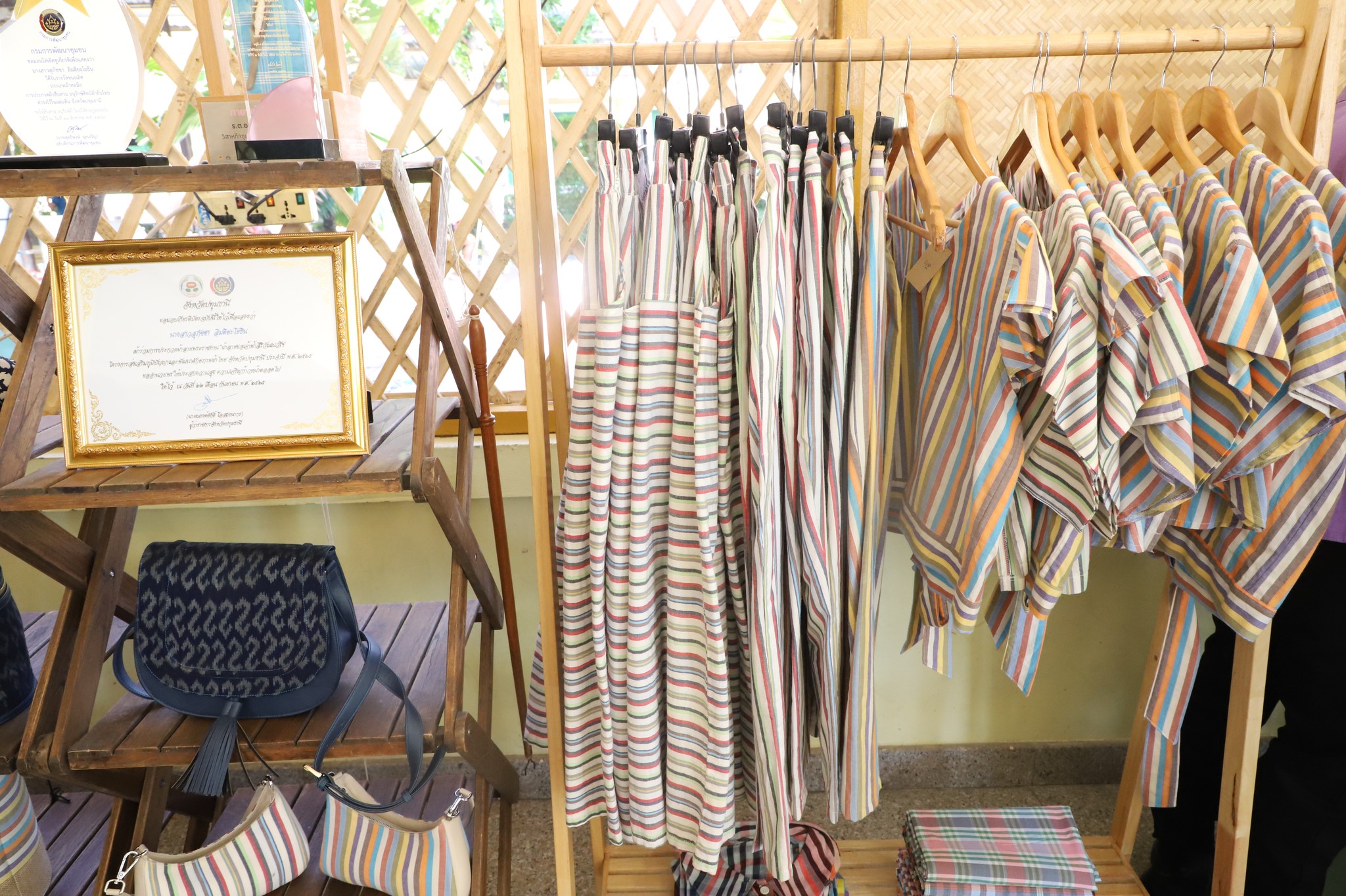 พช.ปทุมธานี “ร่วมเปิดศูนย์เรียนรู้การพัฒนาเส้นใยและผลิตภัณฑ์สิ่งทอจากใยบัวหลวง สืบทอดวิถีชุมชน สนองพระดำริสมเด็จพระเจ้าลูกเธอ เจ้าฟ้าสิริวัณณวรี นารีรัตนราชกัญญา”