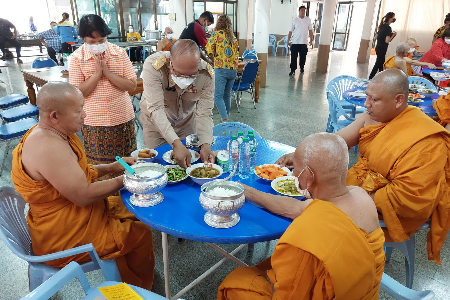 พช.ปทุมธานี “เป็นเจ้าภาพถวายภัตตาหารเพลและน้ำปานะแด่พระภิกษุสงฆ์ โครงการบรรพชาอุปสมบท ๙๙ รูป เพื่อถวายพระพรชัยมงคลแด่สมเด็จพระเจ้าลูกเธอ เจ้าฟ้าพัชรกิติยาภา นเรนทิราเทพยวดี กรมหลวงราชสาริณีสิริพัชร มหาวัชรราชธิดา”