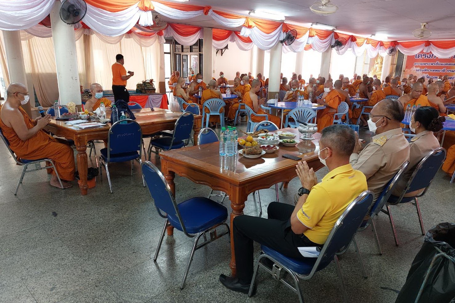 พช.ปทุมธานี “เป็นเจ้าภาพถวายภัตตาหารเพลและน้ำปานะแด่พระภิกษุสงฆ์ โครงการบรรพชาอุปสมบท ๙๙ รูป เพื่อถวายพระพรชัยมงคลแด่สมเด็จพระเจ้าลูกเธอ เจ้าฟ้าพัชรกิติยาภา นเรนทิราเทพยวดี กรมหลวงราชสาริณีสิริพัชร มหาวัชรราชธิดา”