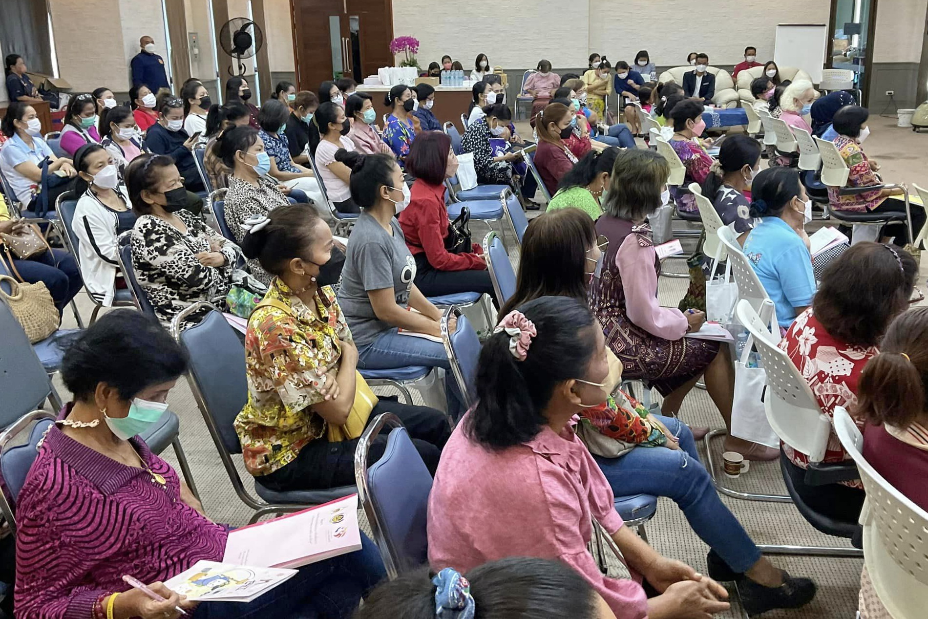พช.ปทุมธานี “สพอ.ธัญบุรี เสริมพลังสตรีทางเศรษฐกิจ ผ่านโครงการพัฒนาศักยภาพผู้นำสตรีเพื่อสนับสนุนการขับเคลื่อนการดำเนินงานกองทุนพัฒนาบทบาทสตรีตำบลลำผักกูด”