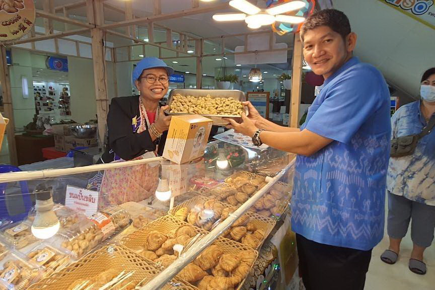 พช.ปทุมธานี “สพอ.ธัญบุรี ขับเคลื่อนการพัฒนาเศรษฐกิจฐานราก ส่งเสริมช่องทางการตลาดให้ผู้ผลิต ผู้ประกอบการ OTOP จัดงาน ของดี ของเด่น โอทอปธัญบุรี จังหวัดปทุมธานี ครั้งที่ ๕”