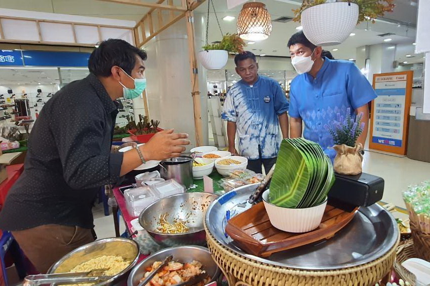 พช.ปทุมธานี “สพอ.ธัญบุรี ขับเคลื่อนการพัฒนาเศรษฐกิจฐานราก ส่งเสริมช่องทางการตลาดให้ผู้ผลิต ผู้ประกอบการ OTOP จัดงาน ของดี ของเด่น โอทอปธัญบุรี จังหวัดปทุมธานี ครั้งที่ ๕”