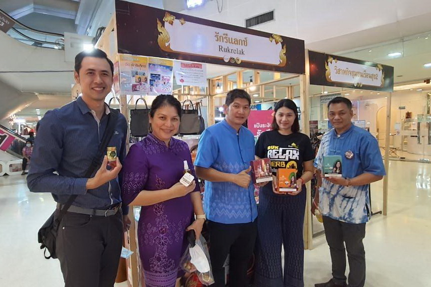 พช.ปทุมธานี “สพอ.ธัญบุรี ขับเคลื่อนการพัฒนาเศรษฐกิจฐานราก ส่งเสริมช่องทางการตลาดให้ผู้ผลิต ผู้ประกอบการ OTOP จัดงาน ของดี ของเด่น โอทอปธัญบุรี จังหวัดปทุมธานี ครั้งที่ ๕”