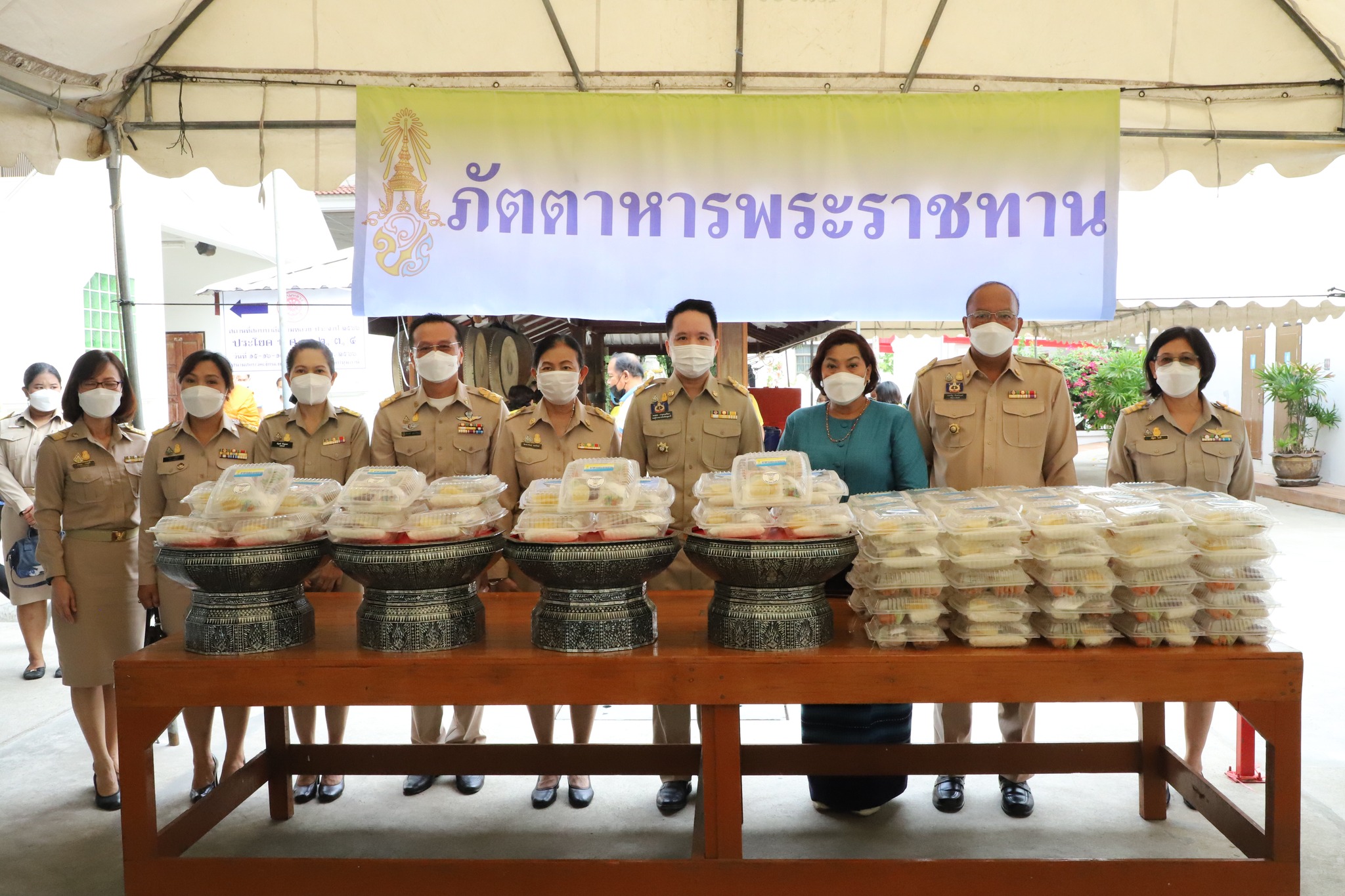 พช.ปทุมธานี “พระบาทสมเด็จพระเจ้าอยู่หัว ทรงพระกรุณาโปรดเกล้าฯ พระราชทานภัตตาหารถวายแด่พระภิกษุ สามเณร ผู้เข้าสอบบาลีสนามหลวง จังหวัดปทุมธานี”