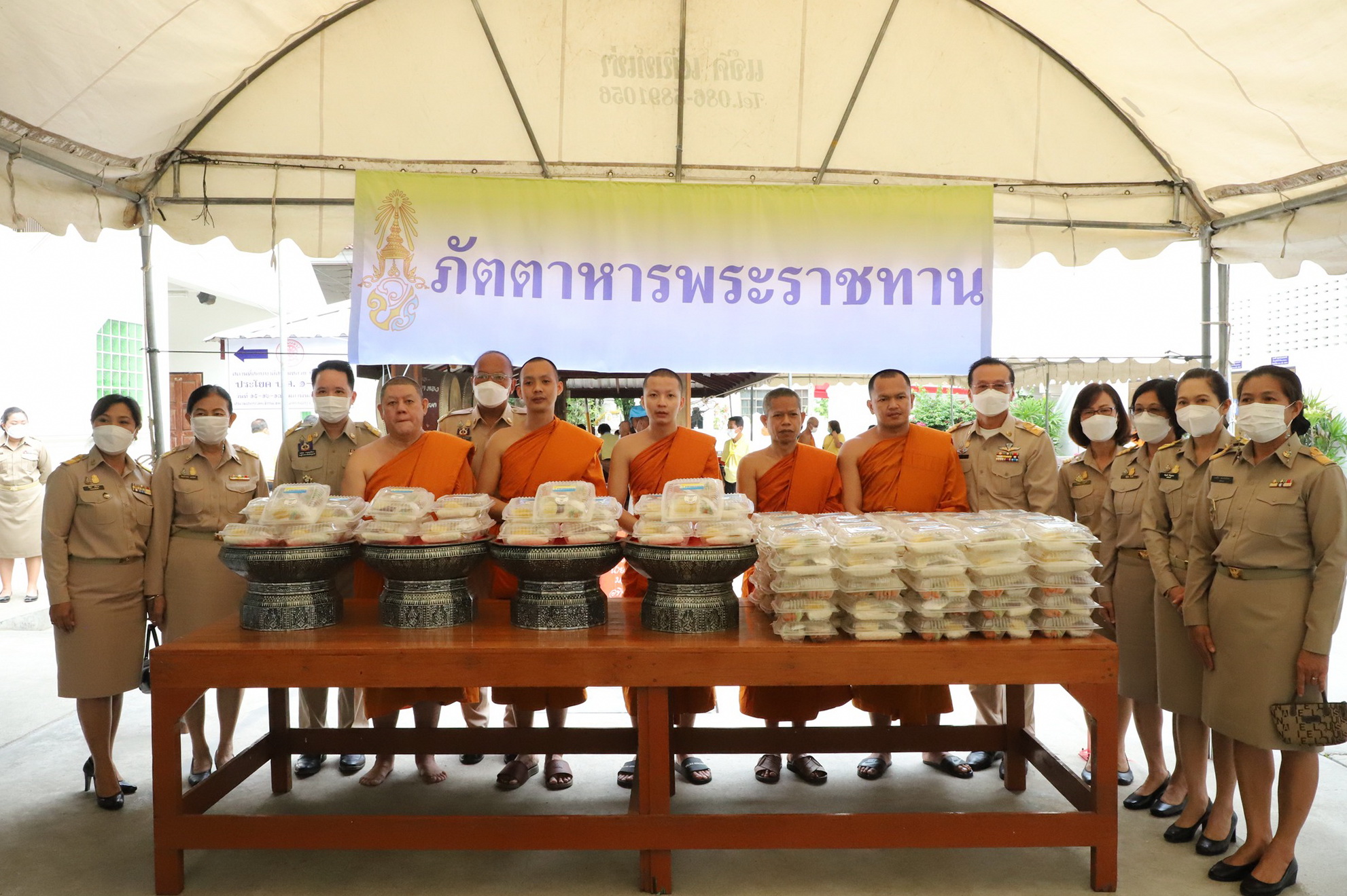 พช.ปทุมธานี “พระบาทสมเด็จพระเจ้าอยู่หัว ทรงพระกรุณาโปรดเกล้าฯ พระราชทานภัตตาหารถวายแด่พระภิกษุ สามเณร ผู้เข้าสอบบาลีสนามหลวง จังหวัดปทุมธานี”
